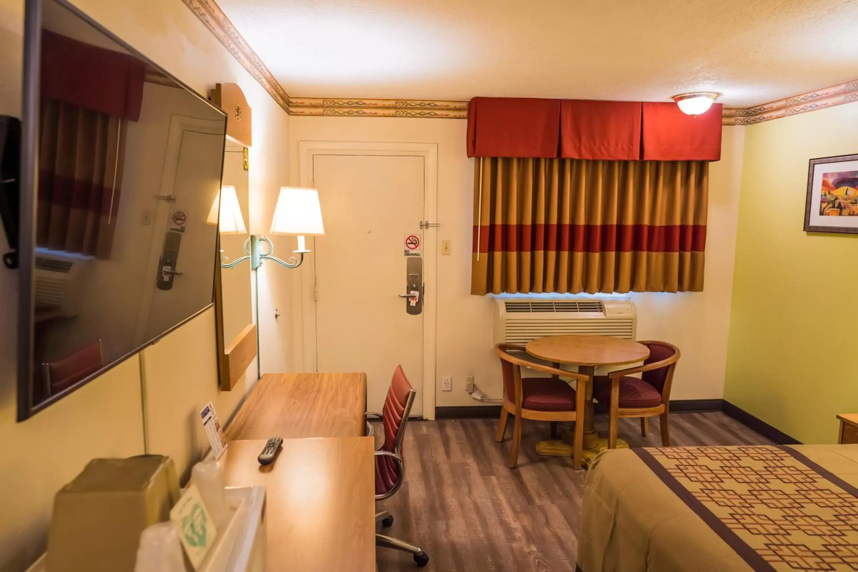 Seating area in Rodeway Inn Albuquerque Downtown on Rt 66 Seating area in Rodeway Inn Albuquerque Downtown on Rt 66