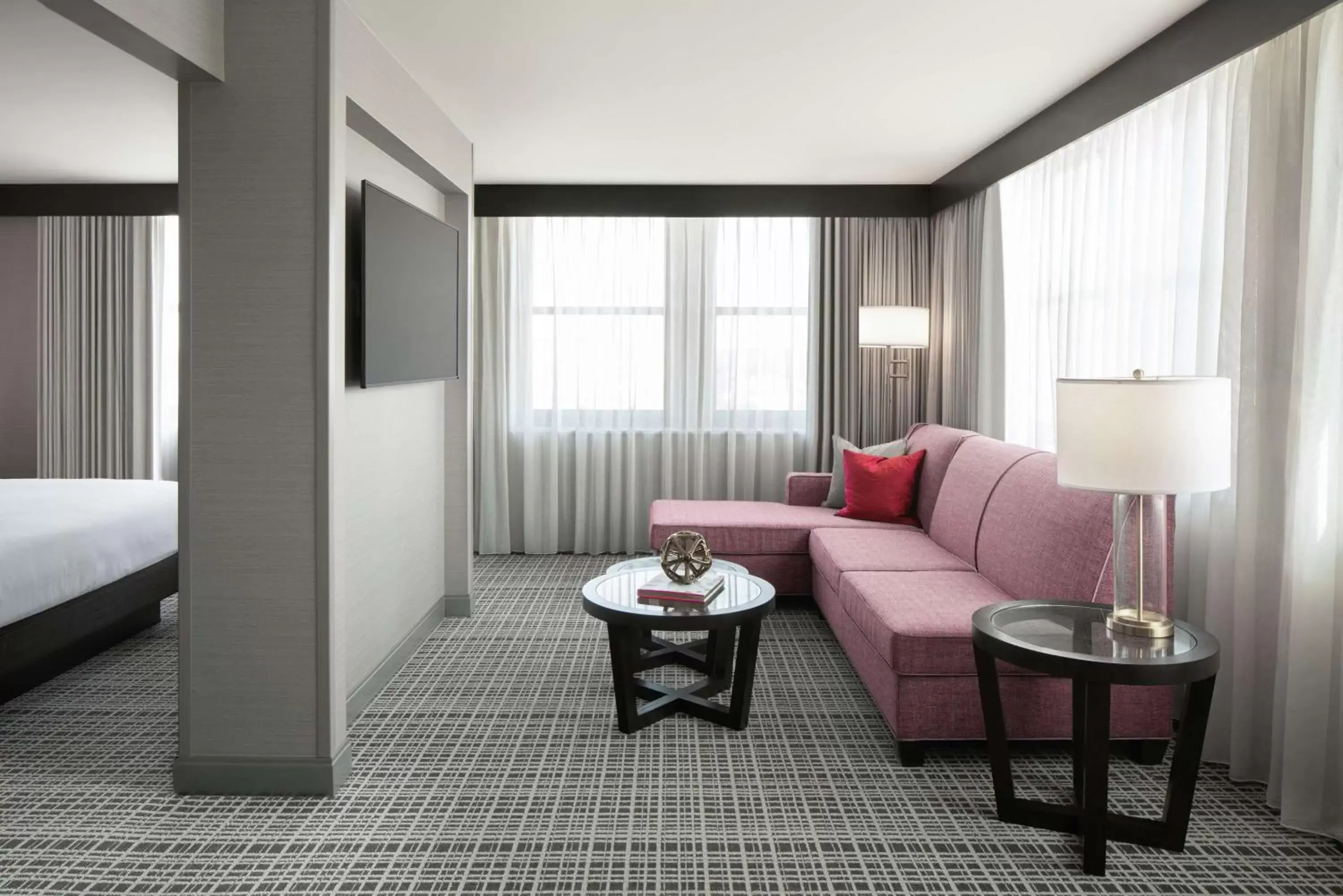 Living room, Seating Area in The Axis Moline Hotel, Tapestry Collection By Hilton