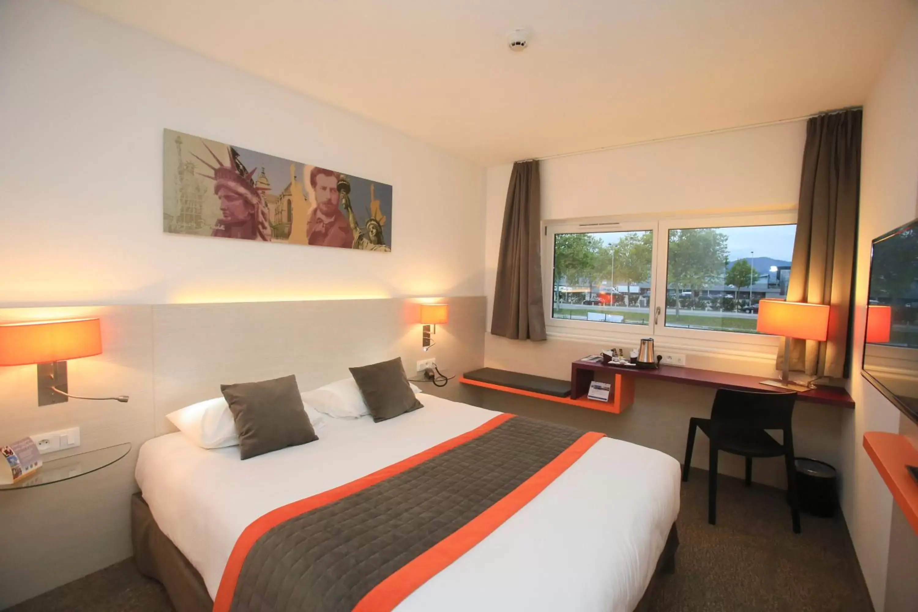 Bedroom, Bed in Comfort Hotel Expo Colmar