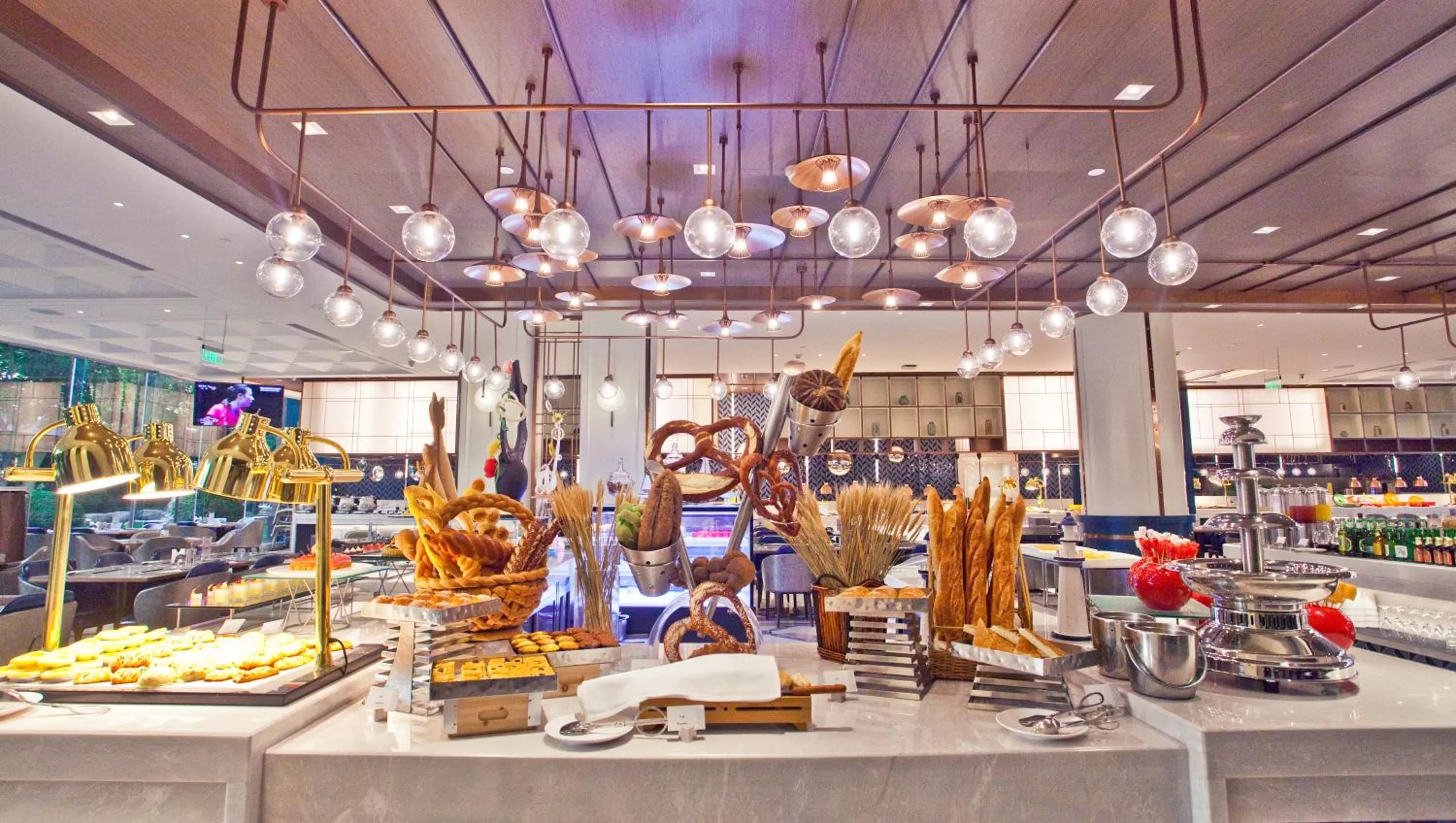 Food in Wyndham Qingdao l Free Fixed-Time Shuttle Service Between Hotel and Airport & North Railway Station l Outdoor Children's Amusement Park l 1-Hour Play Snooker or Table Tennis