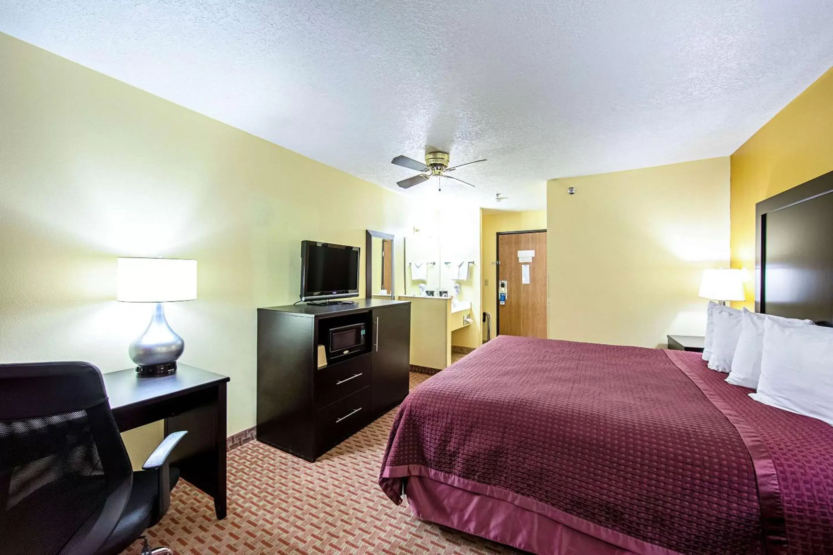 Photo of the whole room, TV/Entertainment Center in Rodeway Inn & Suites Monticello