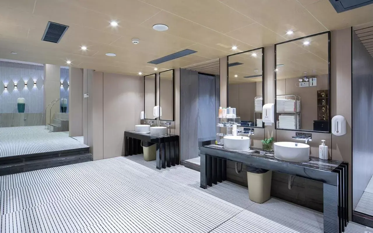 Bathroom, Bed in Zhuhai Palm Spring Hotel Bathroom, Bed in Zhuhai Palm Spring Hotel