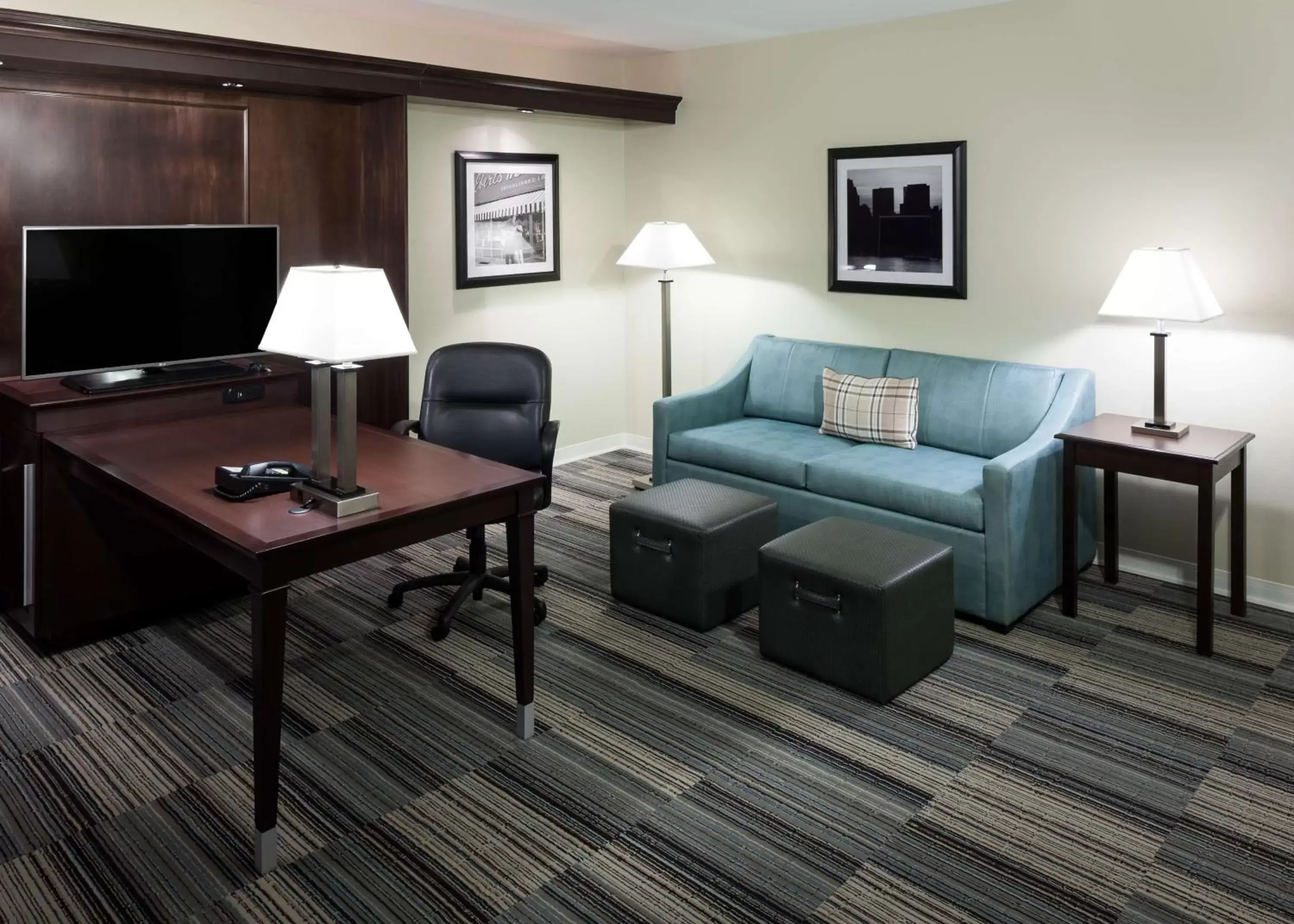 Bed, Seating Area in Hampton Inn & Suites Omaha-Downtown