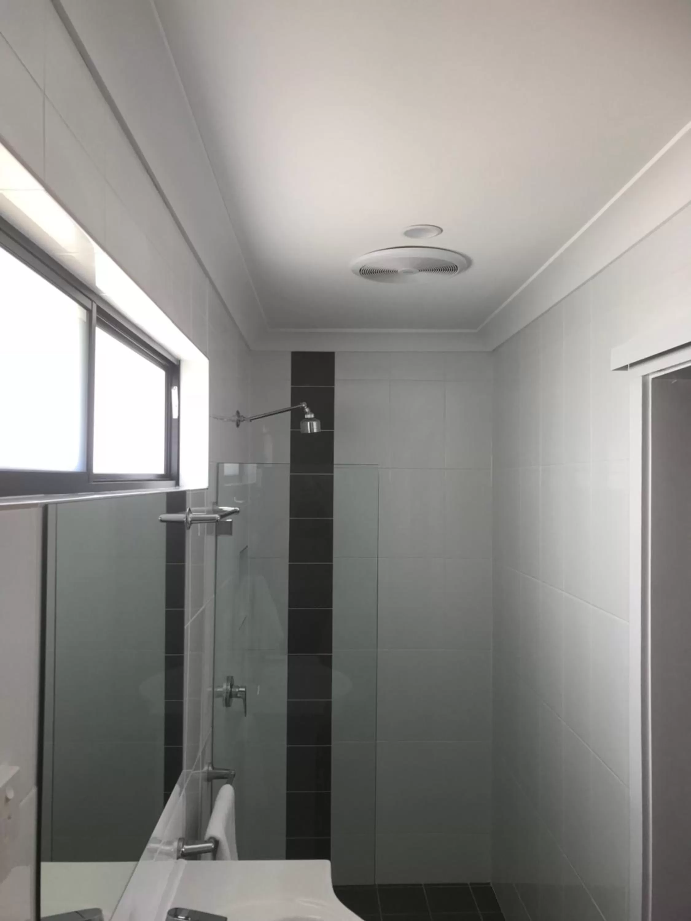 Bathroom in Kootingal Landview Motel