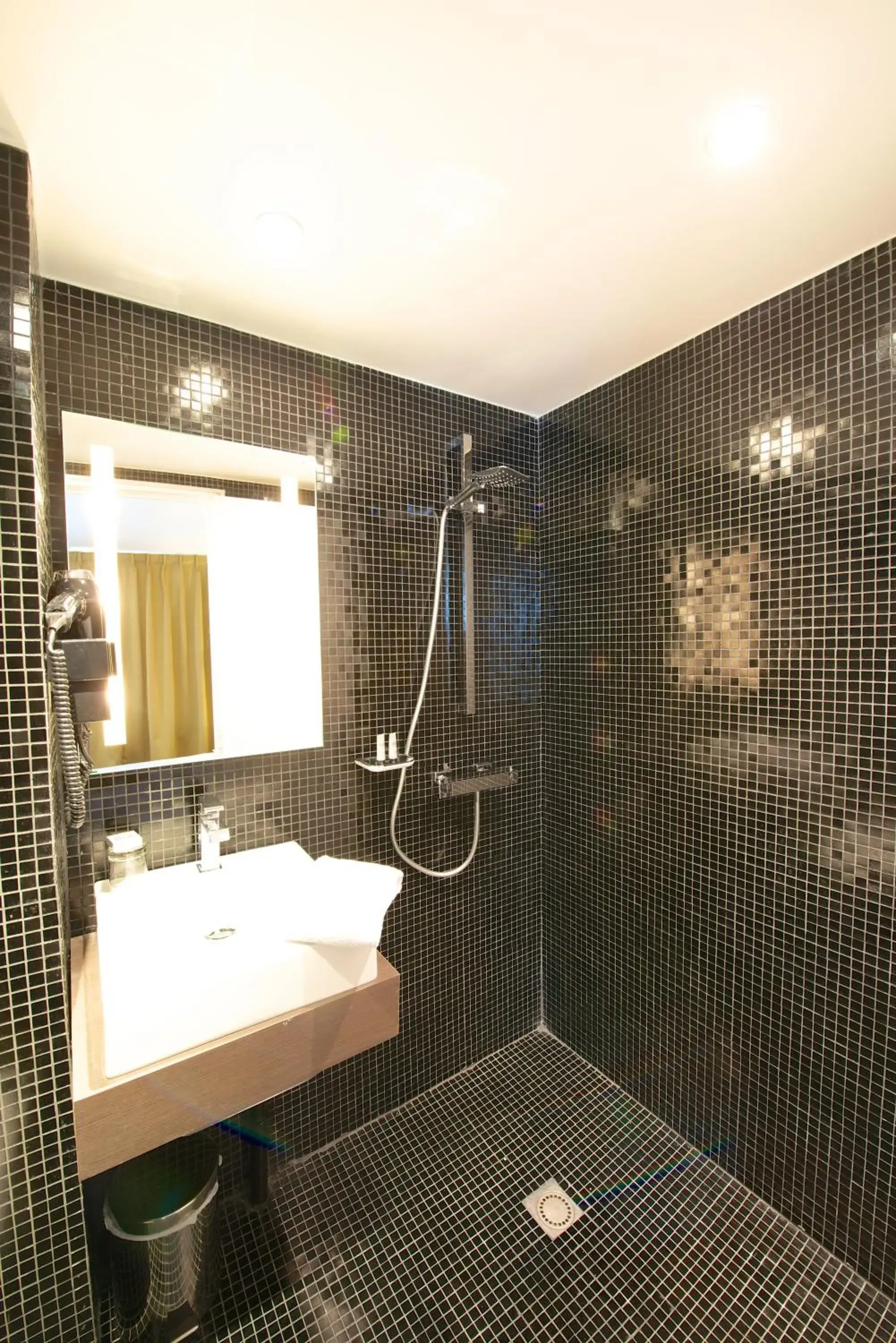 Bathroom in Hôtel de la Gaîté