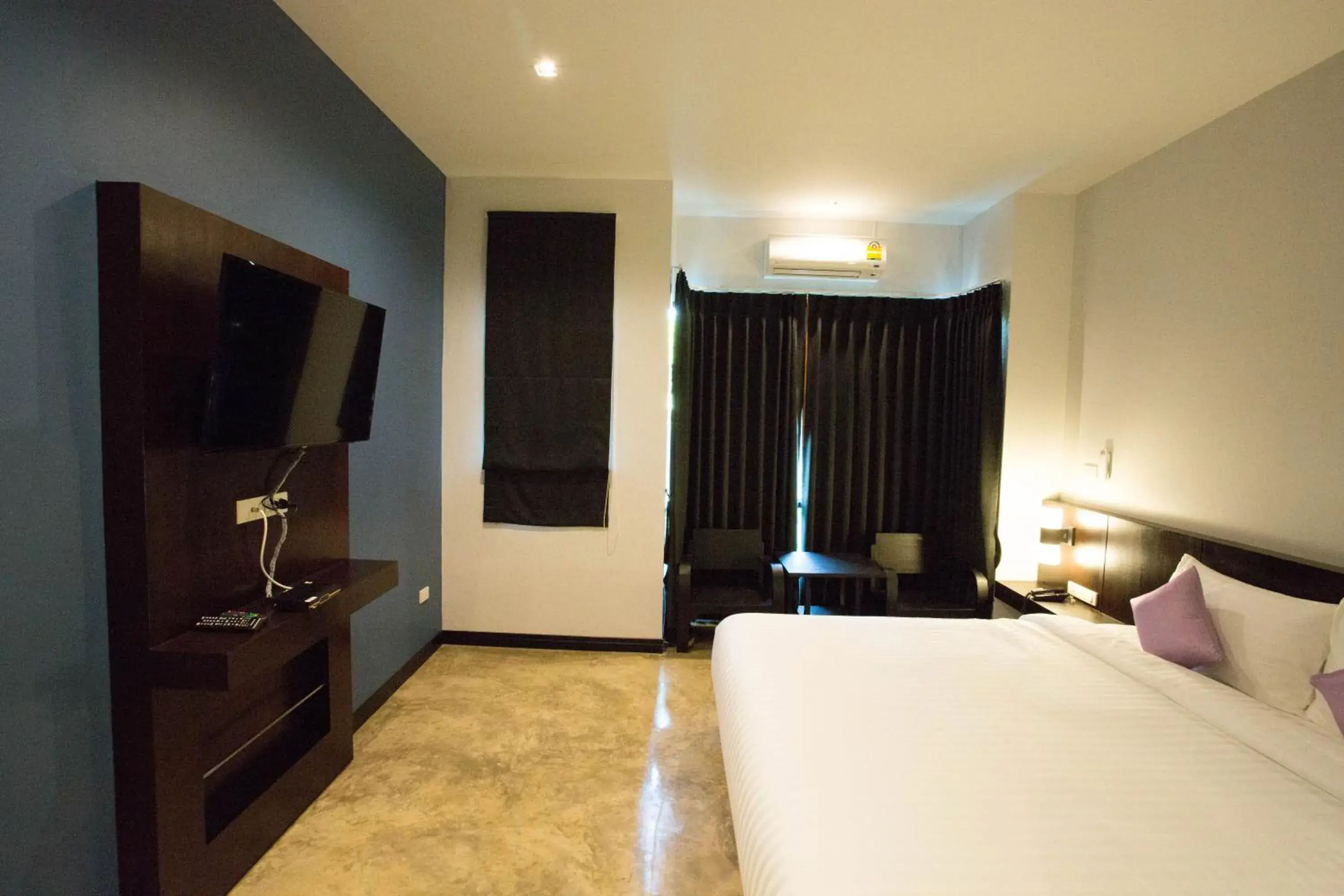 Photo of the whole room, TV/Entertainment Center in Aziss Boutique Hotel (SHA Extra Plus)