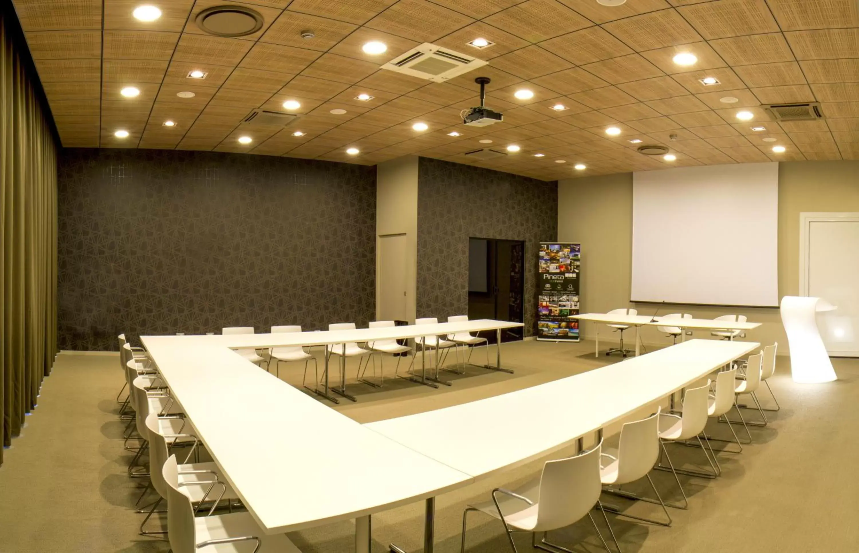 Business facilities in Pineta Hotel