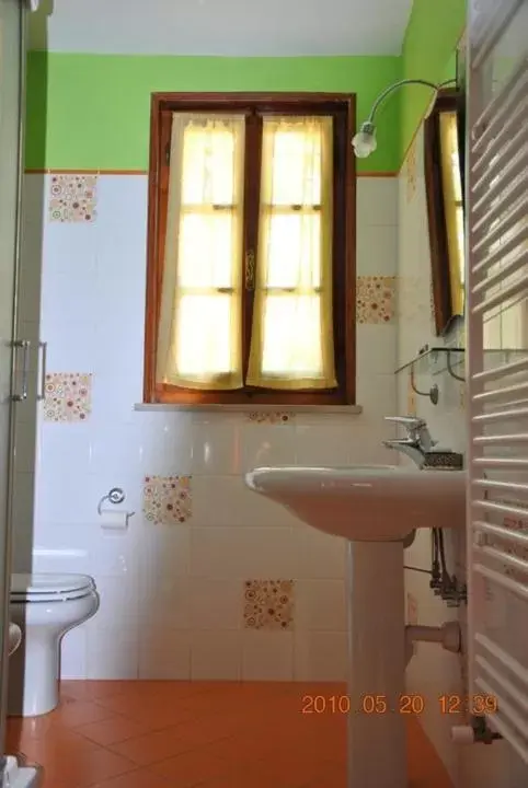 Shower, Bathroom in B&B La vecchia quercia Home Restaurant
