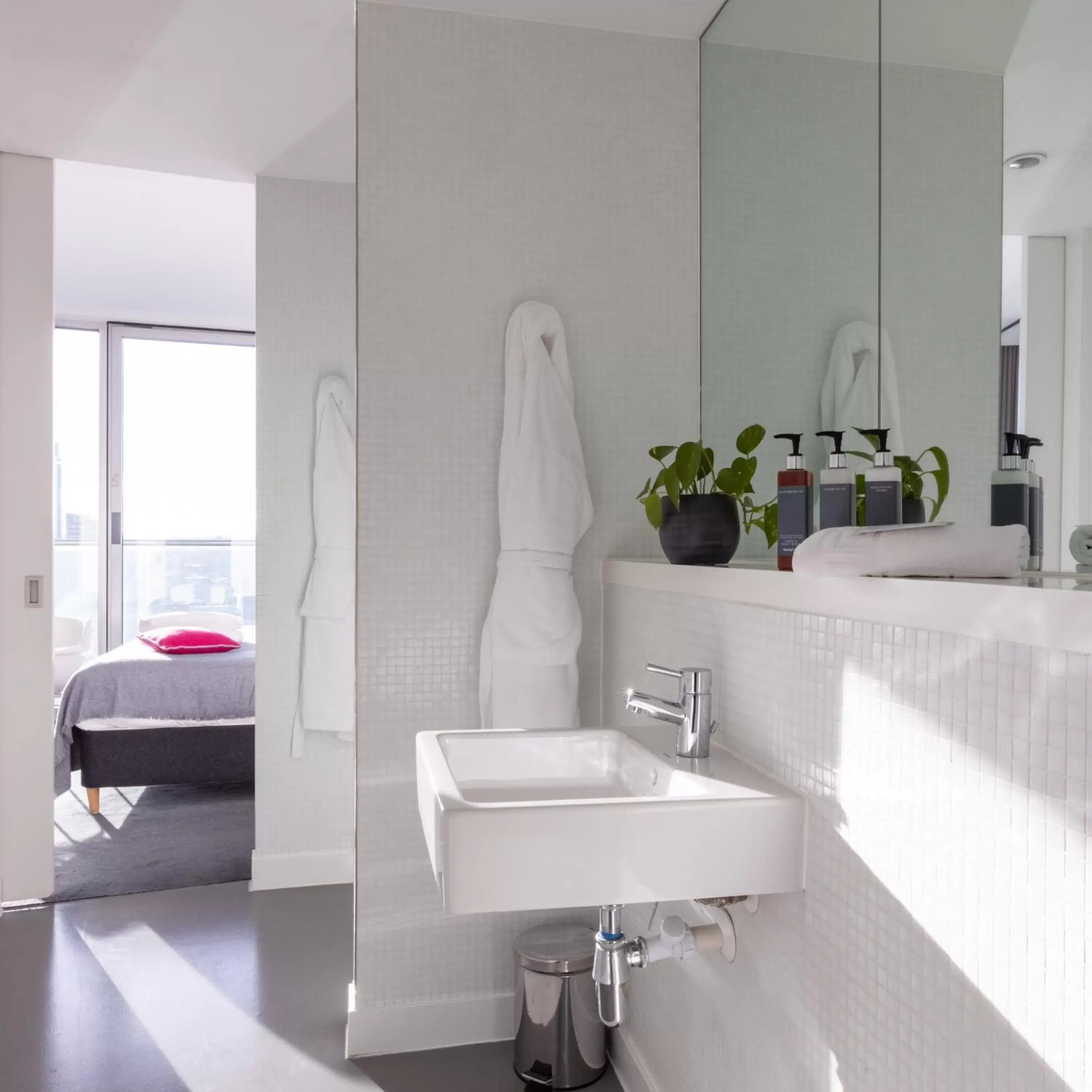 Shower, Bathroom in Staying Cool At Rotunda