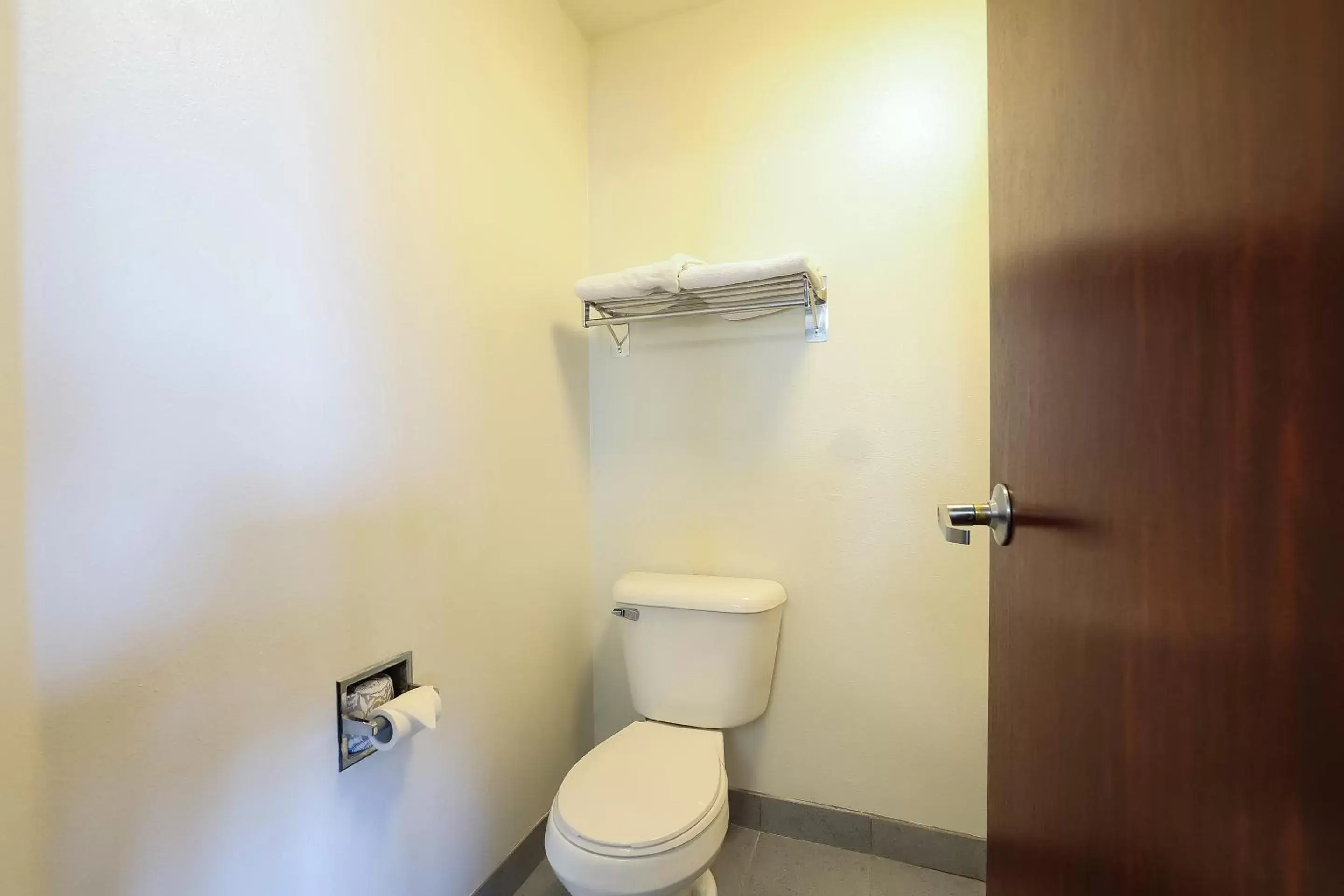 Bathroom in Siletz Bay Beachfront Hotel by OYO Lincoln City