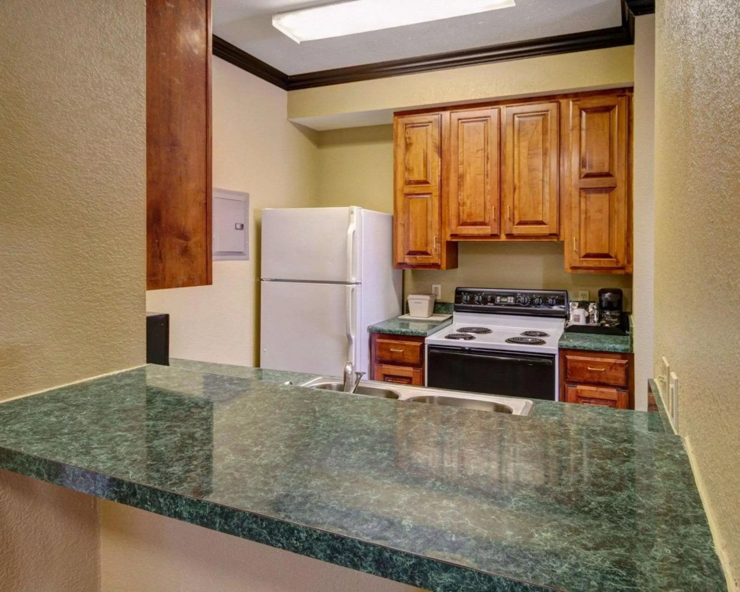 Photo of the whole room, Kitchen/Kitchenette in Comfort Suites Lake Ray Hubbard