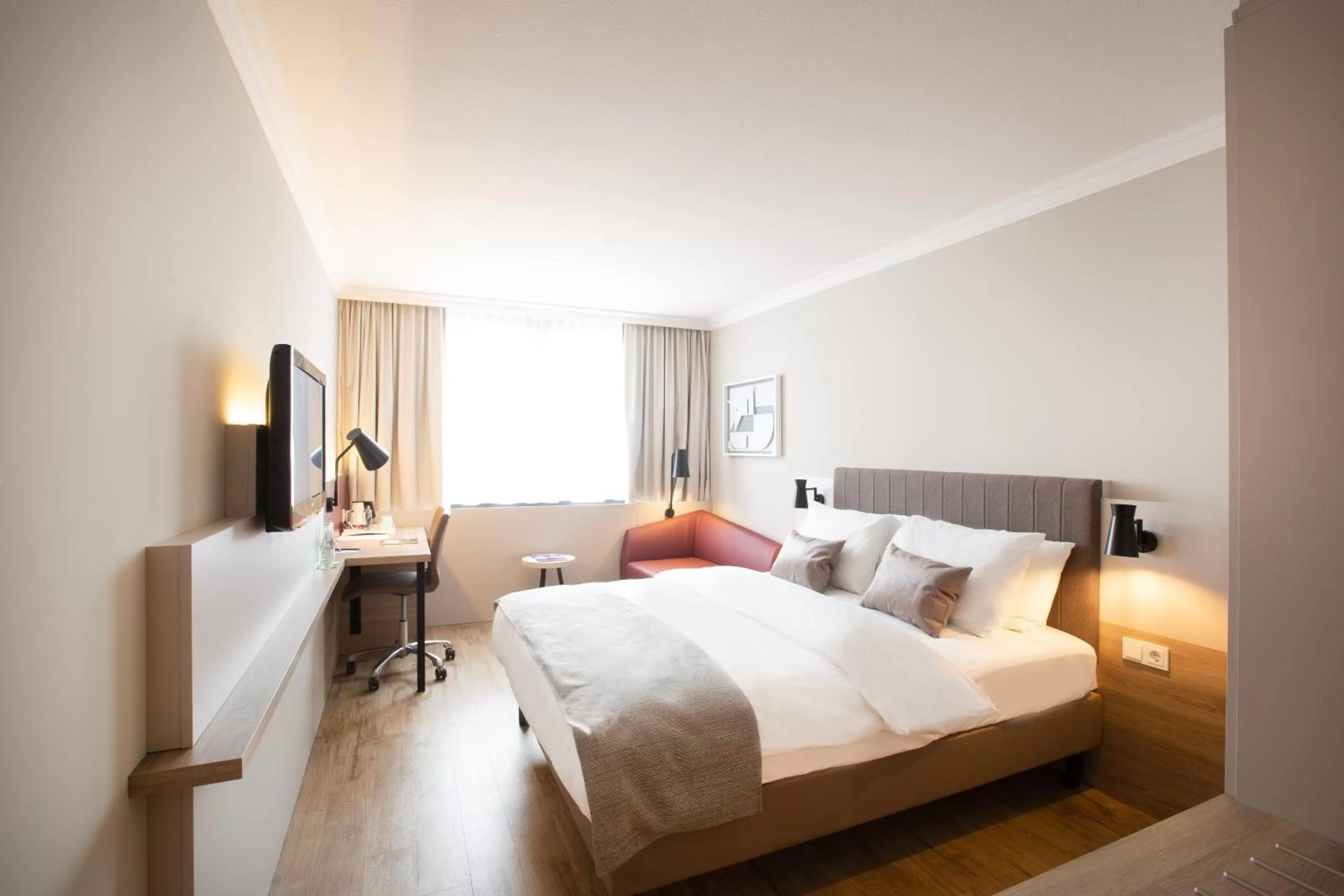 Photo of the whole room, Bed in Crowne Plaza Frankfurt Congress Hotel by IHG