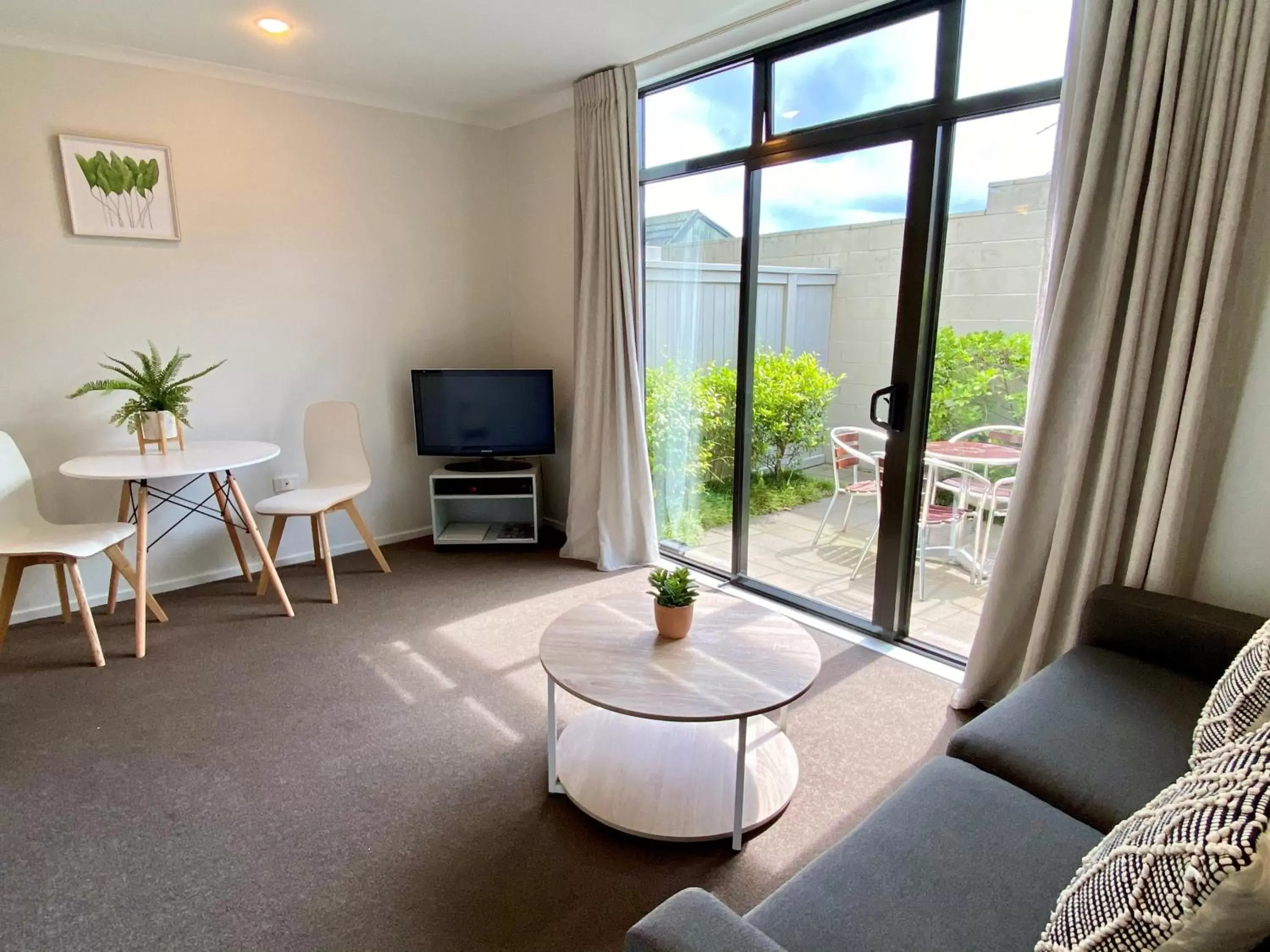 Living room, Seating Area in Alpine Lake Motel