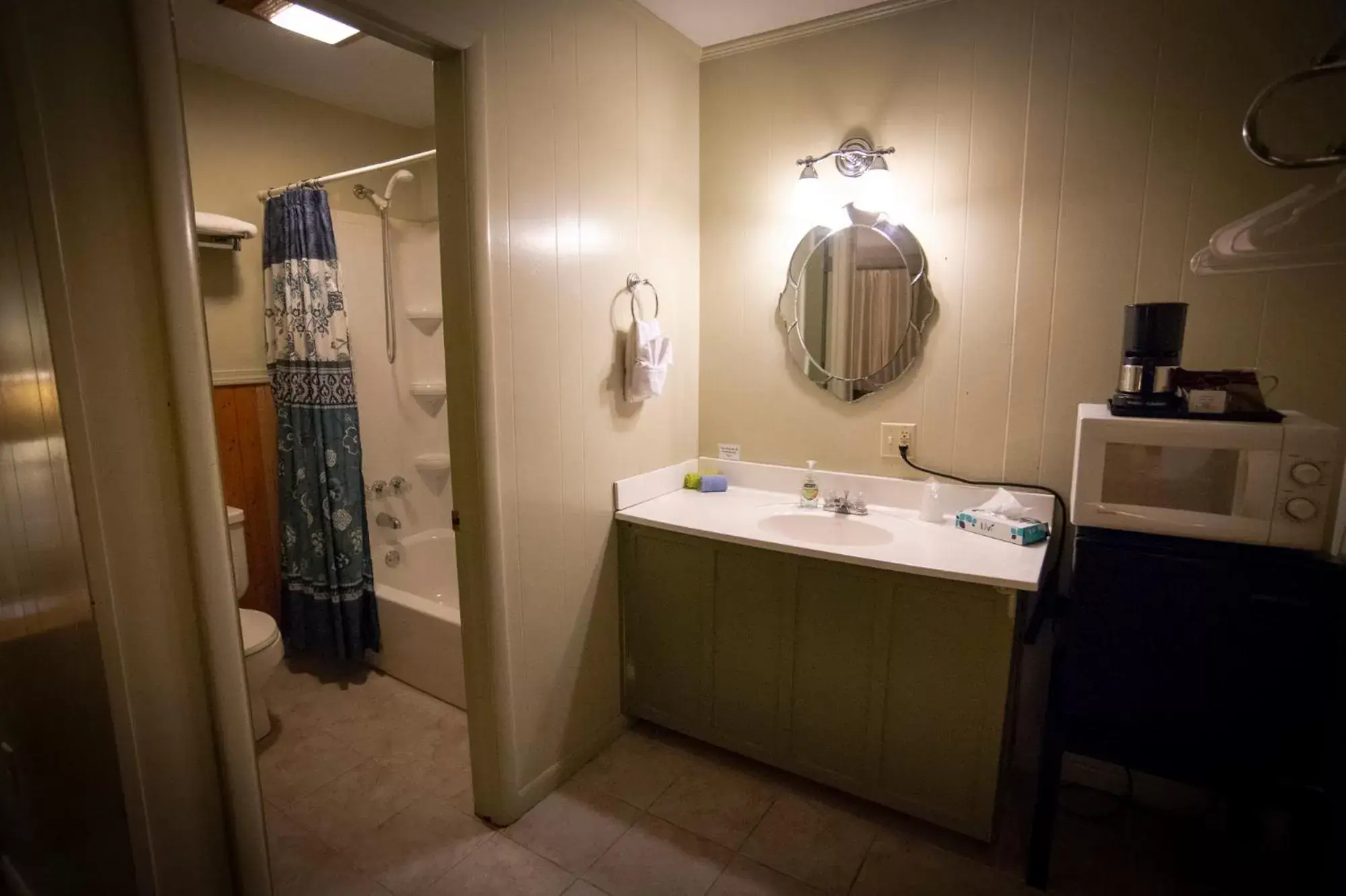 Bathroom in Sherwood Court Cottages