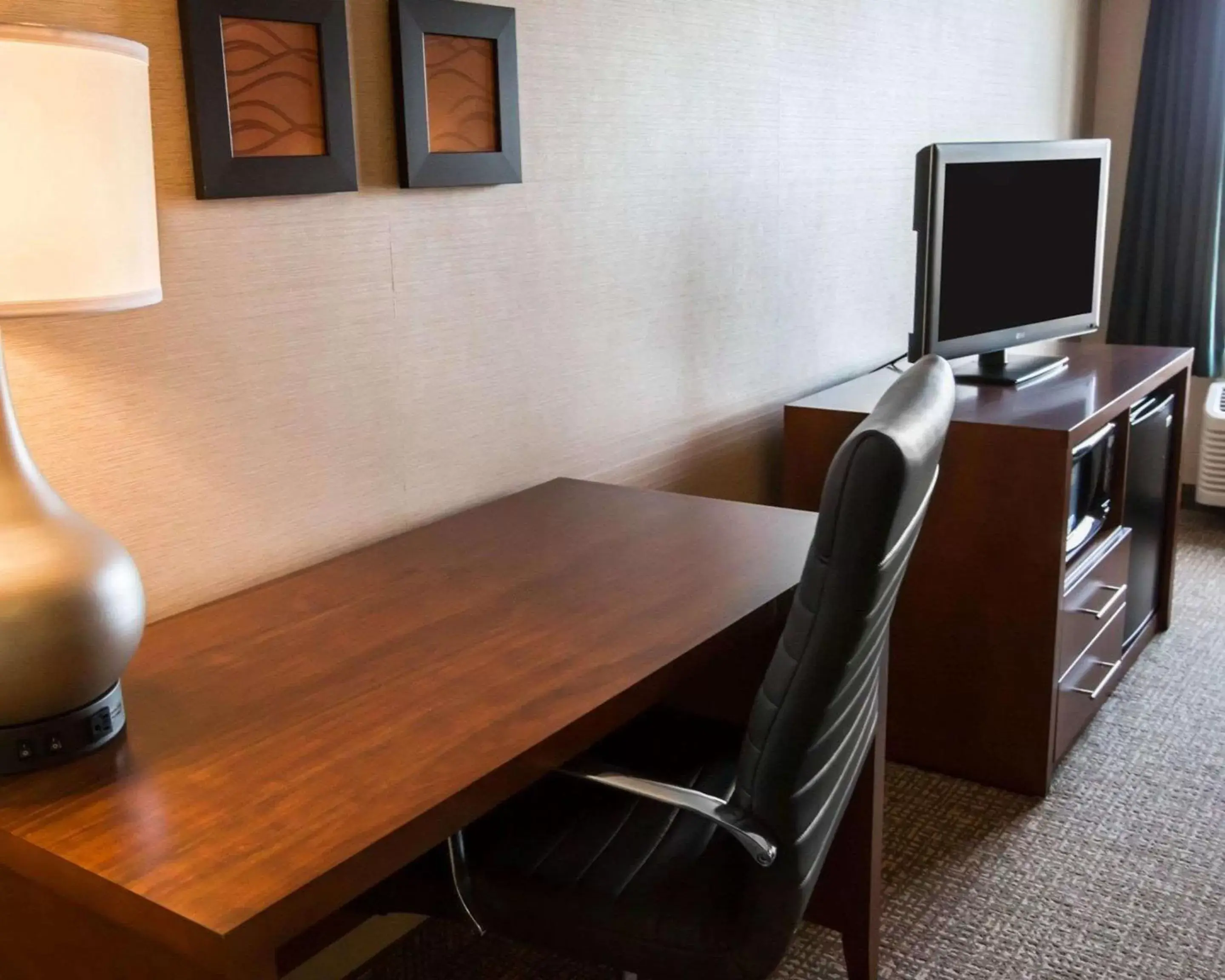 Photo of the whole room, TV/Entertainment Center in Comfort Inn Crystal Lake - Algonquin