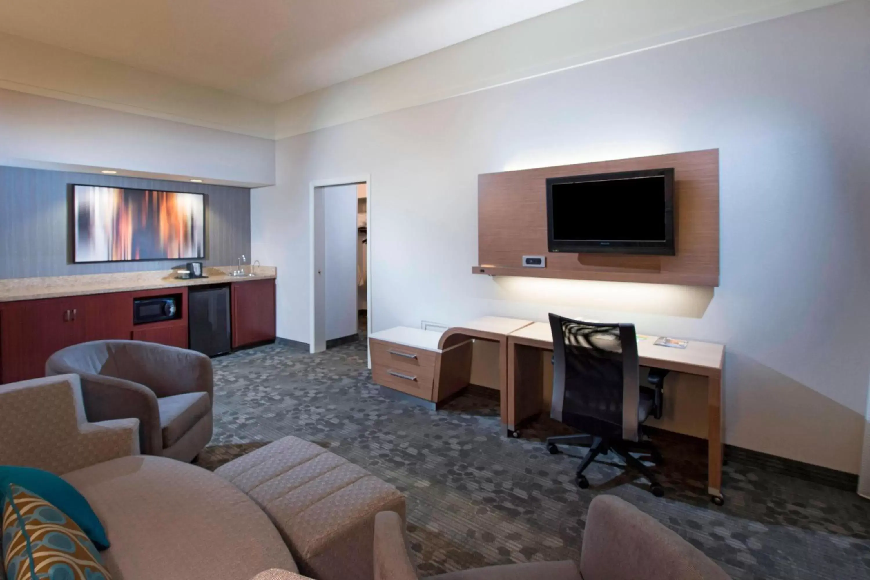 Living room, TV/Entertainment Center in Courtyard by Marriott Dothan