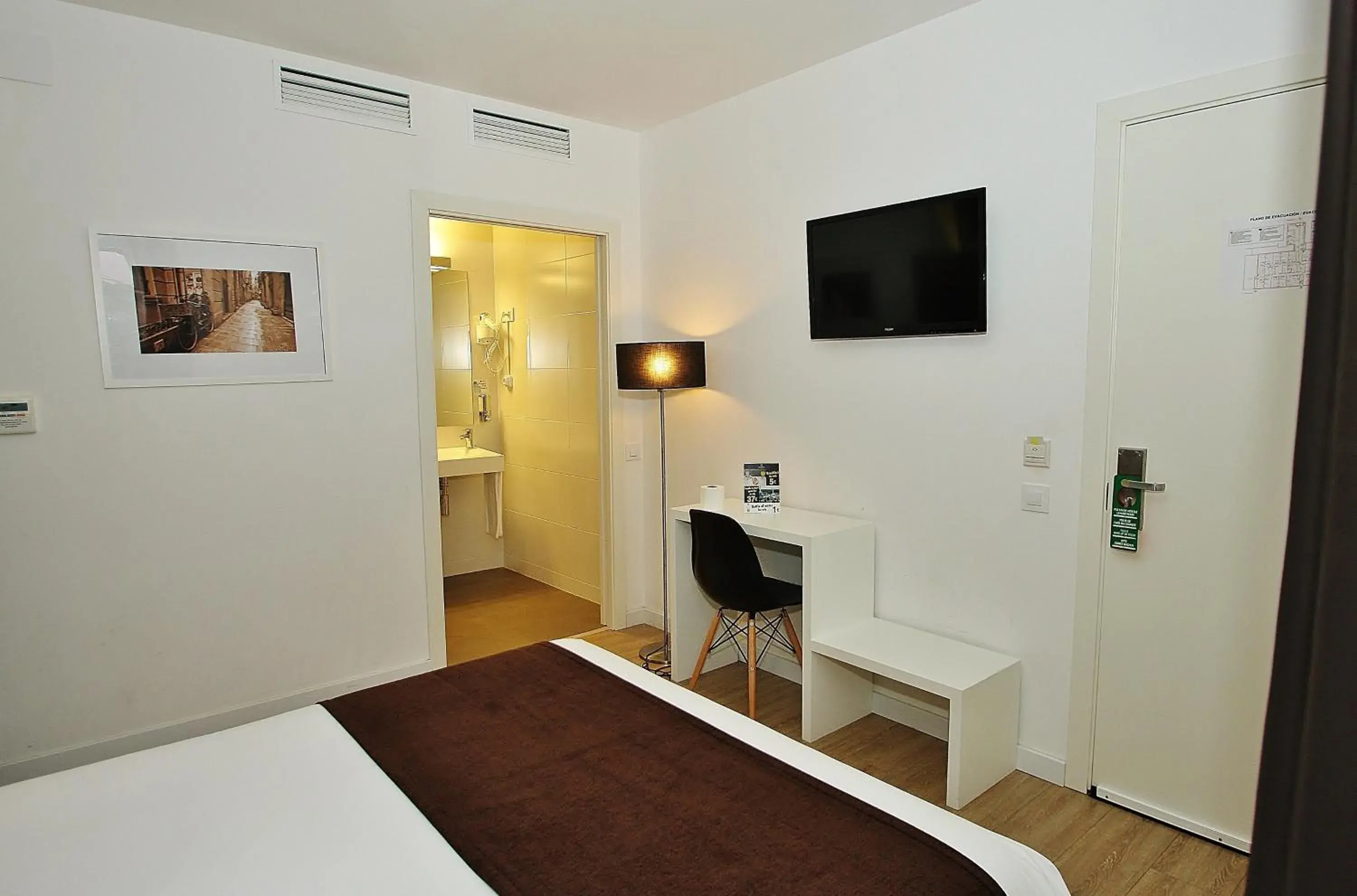 Photo of the whole room, TV/Entertainment Center in Hotel BestPrice Diagonal