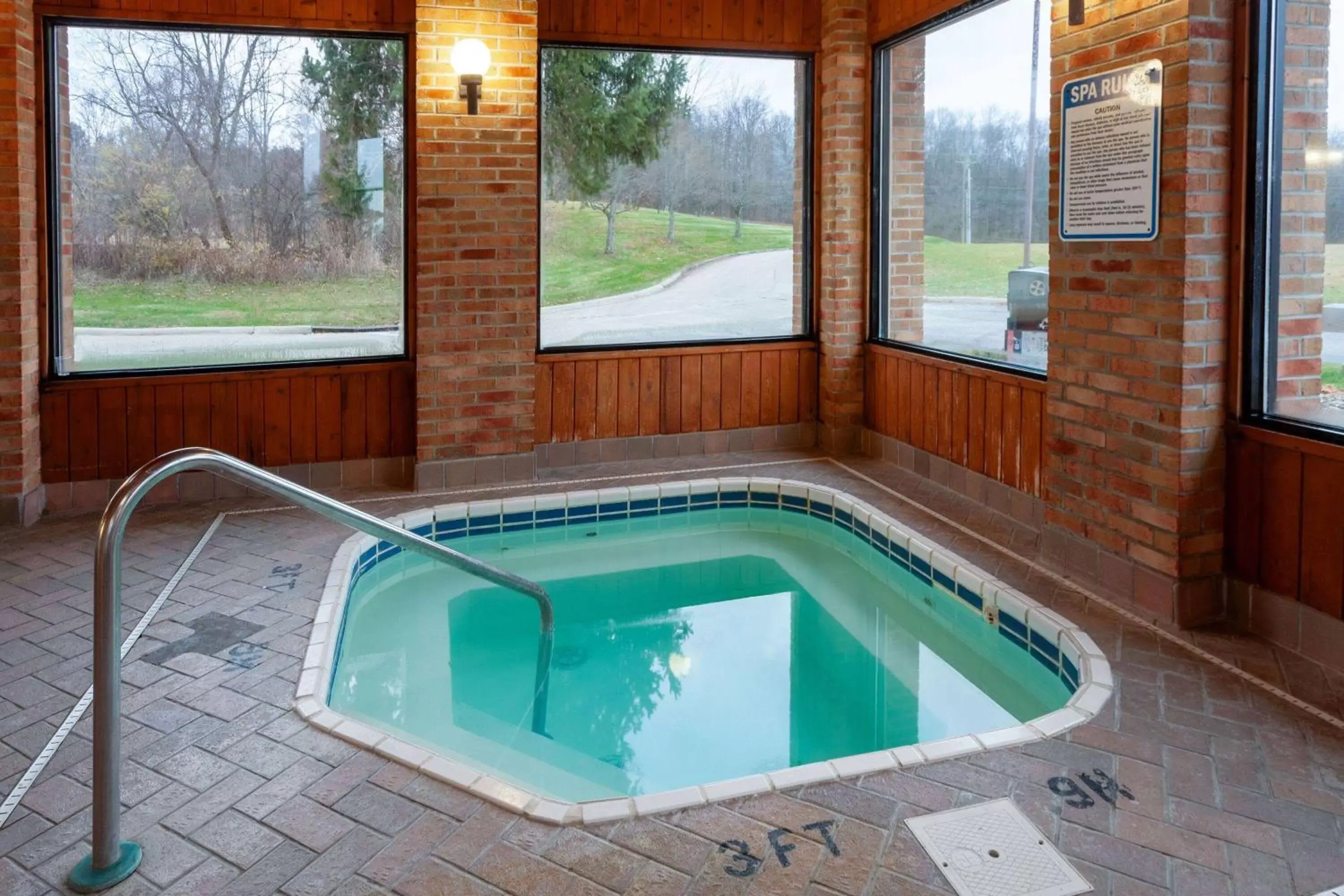 Hot Tub, Swimming Pool in Days Inn by Wyndham Wooster