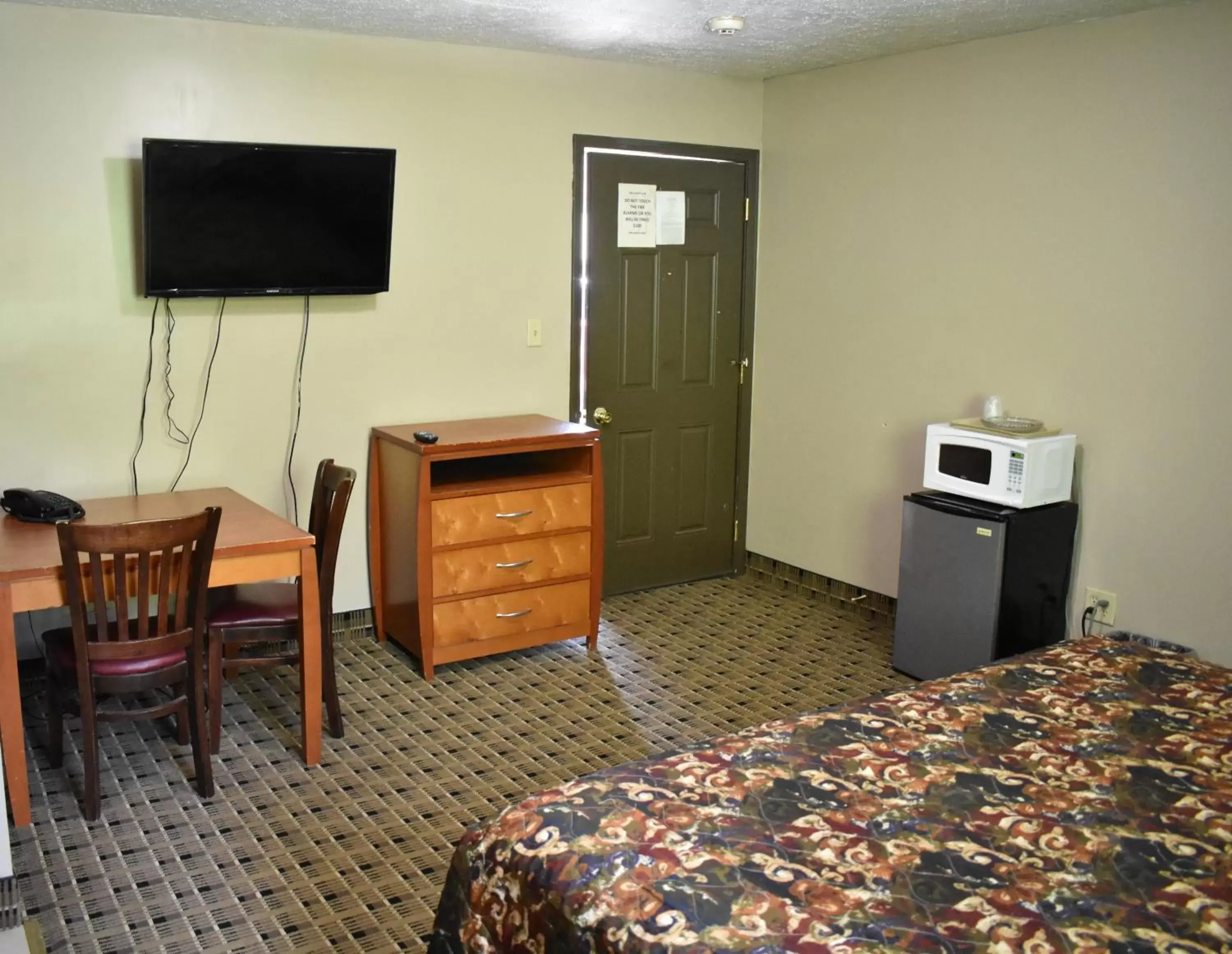 TV/Entertainment Center in Economy Inn & Suites