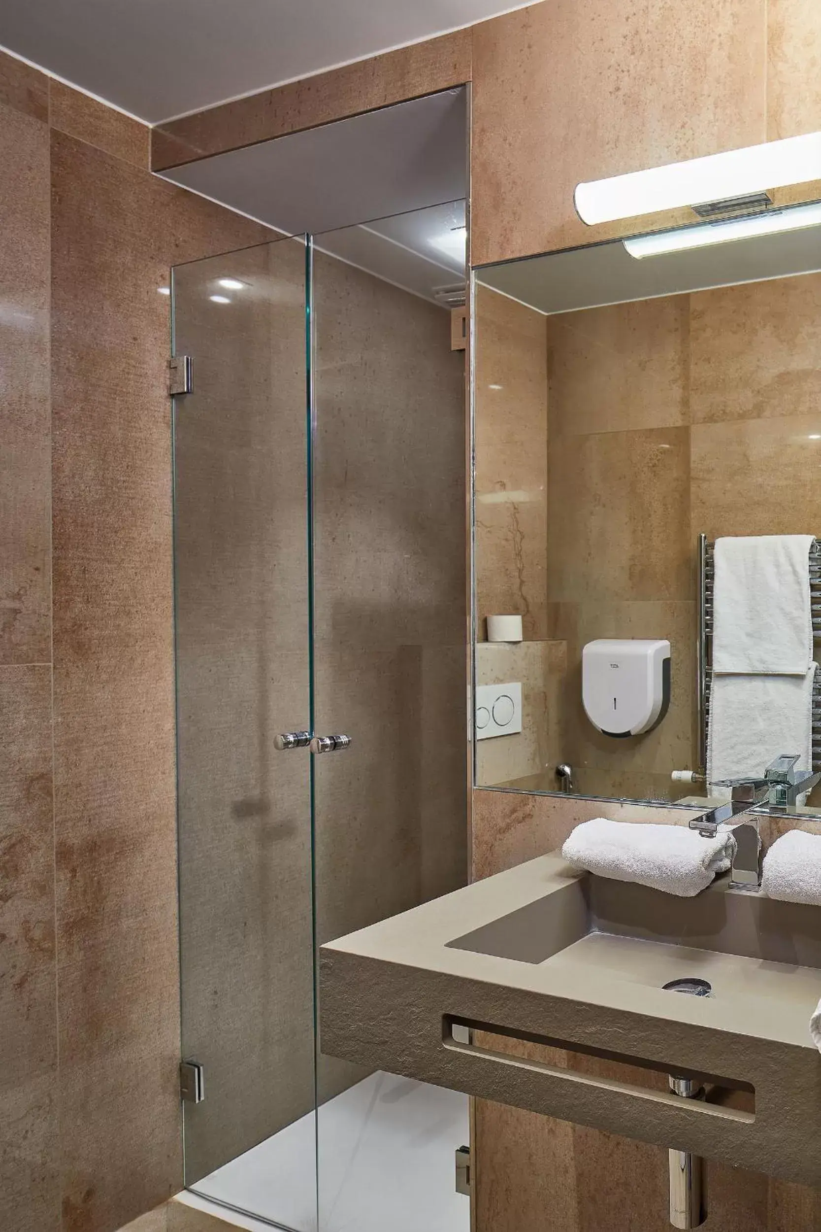 Shower in Hôtel de Roubaix Shower in Hôtel de Roubaix