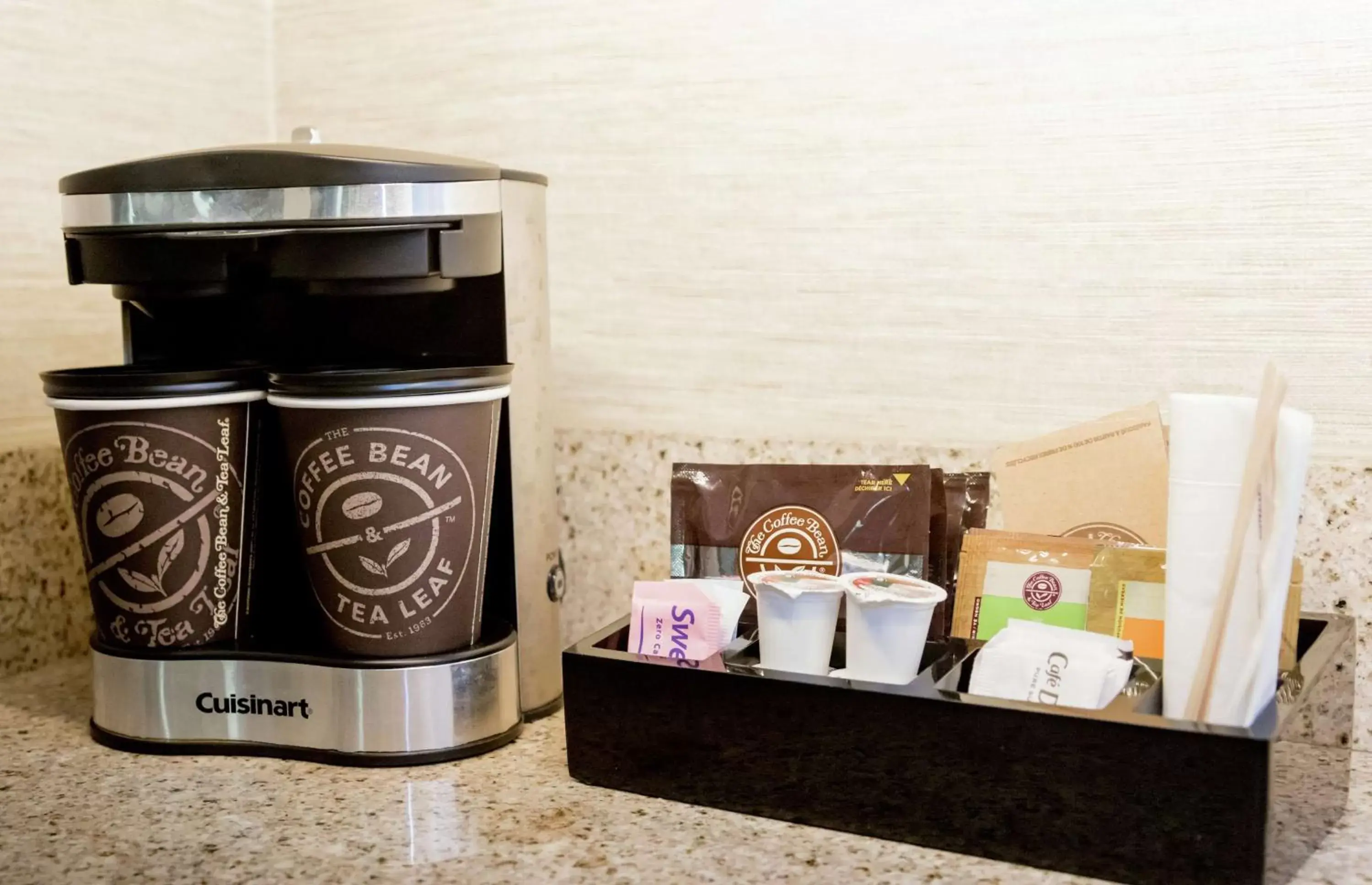 Kitchen or kitchenette, Coffee/Tea Facilities in Embassy Suites by Hilton Lexington Green