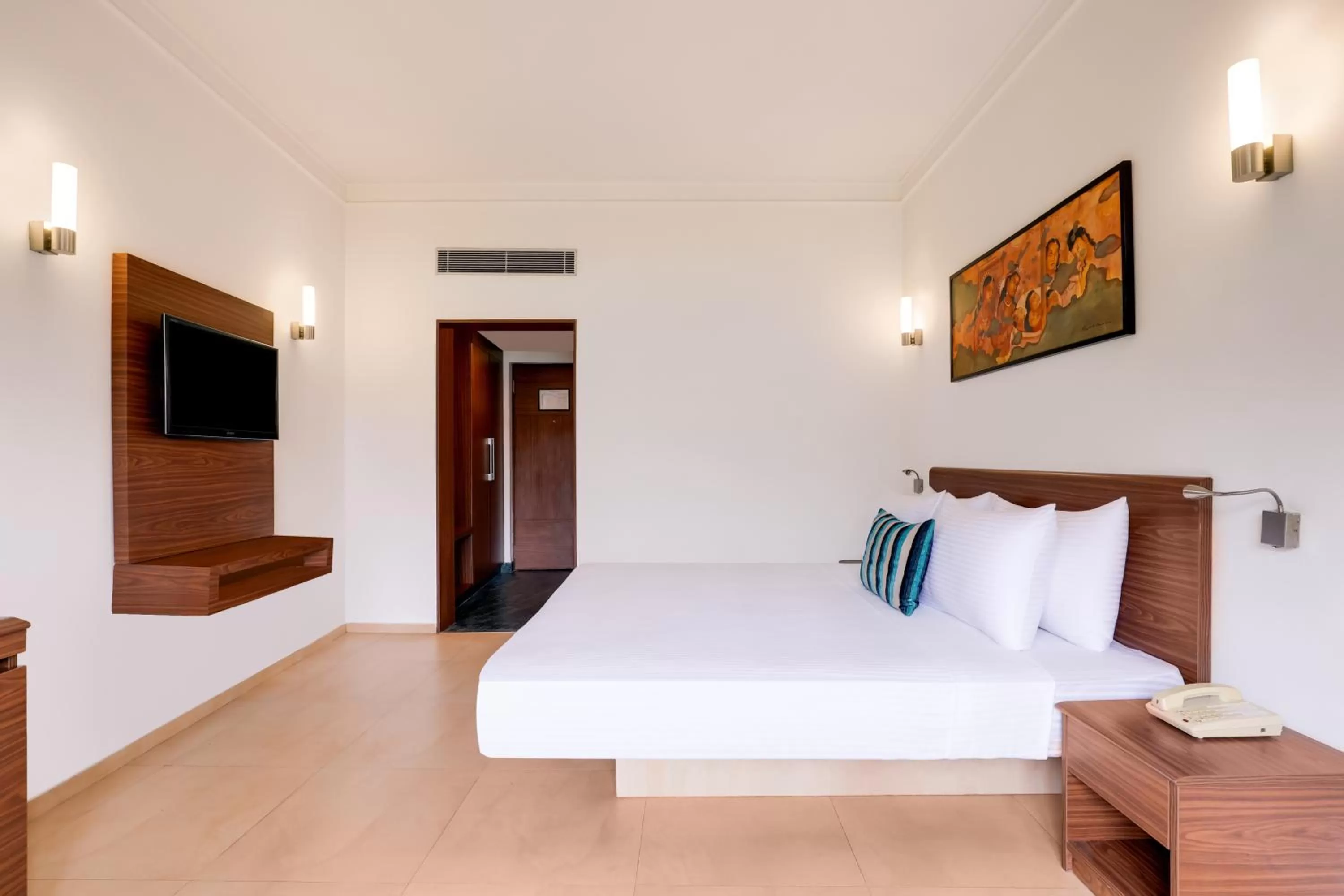 Bed in Lemon Tree Hotel, Aurangabad