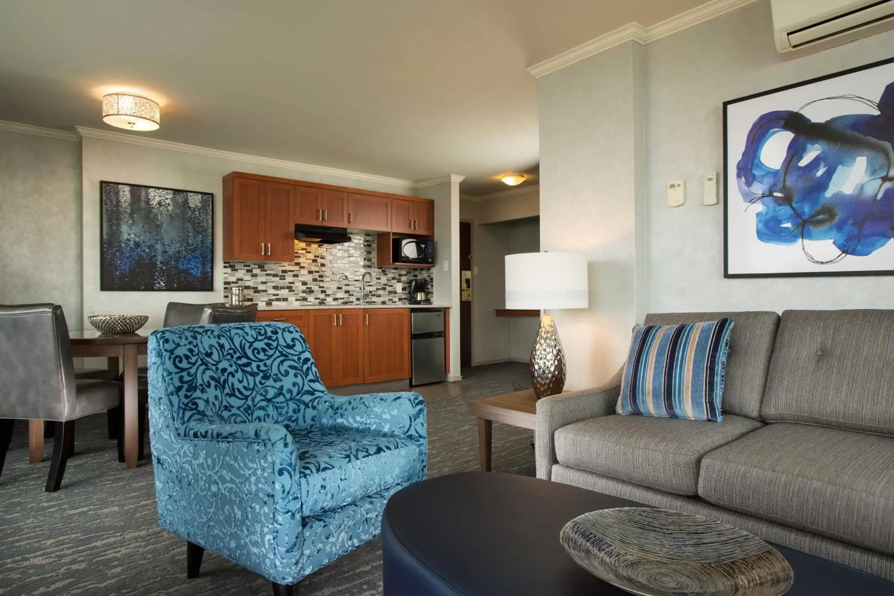 Kitchen or kitchenette, Seating Area in Chateau Victoria Hotel & Suites