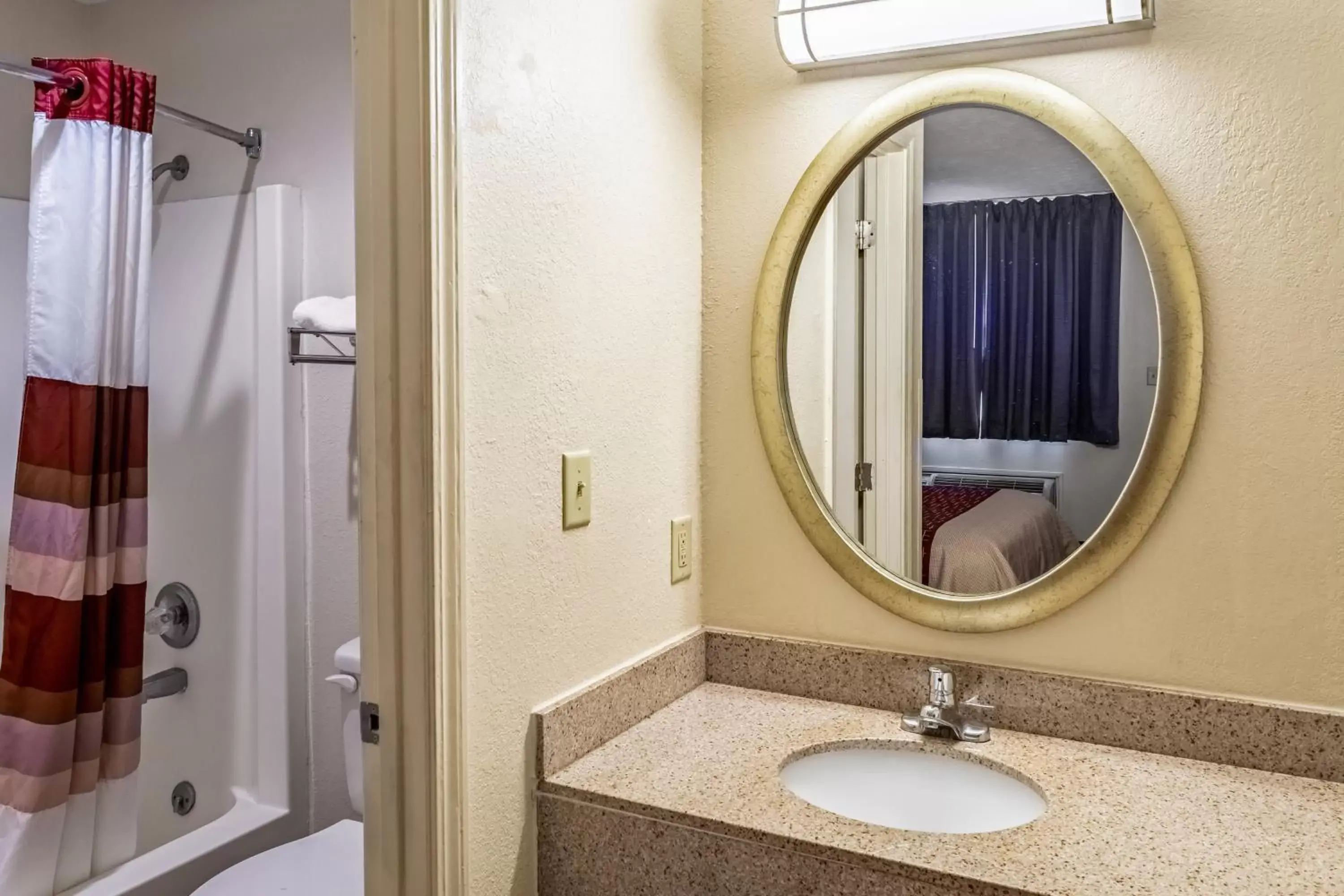 Bathroom in Red Roof Inn Columbus - Taylorsville