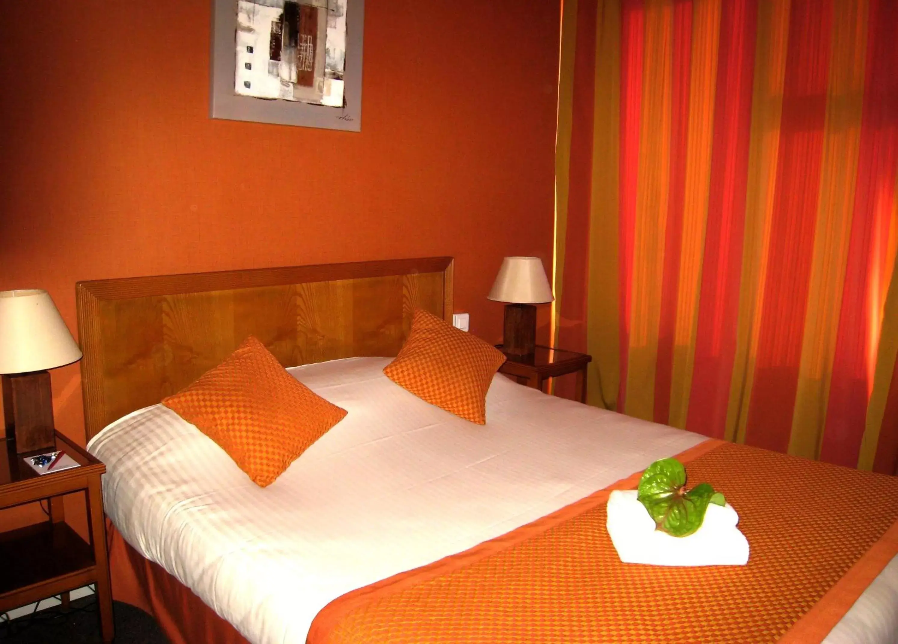 Photo of the whole room, Bed in Le Grand Monarque
