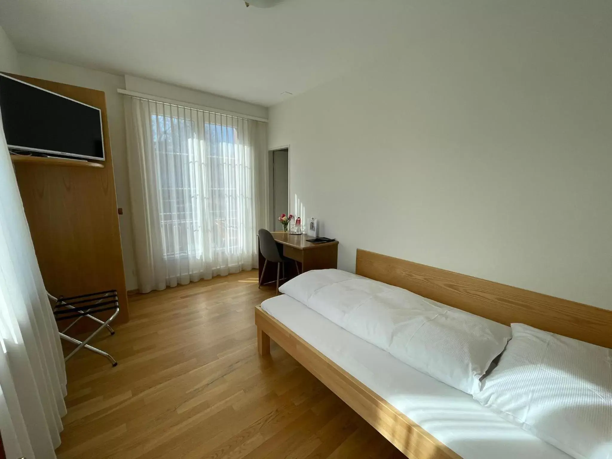 Communal lounge/ TV room, Bed in Hotel Rössli