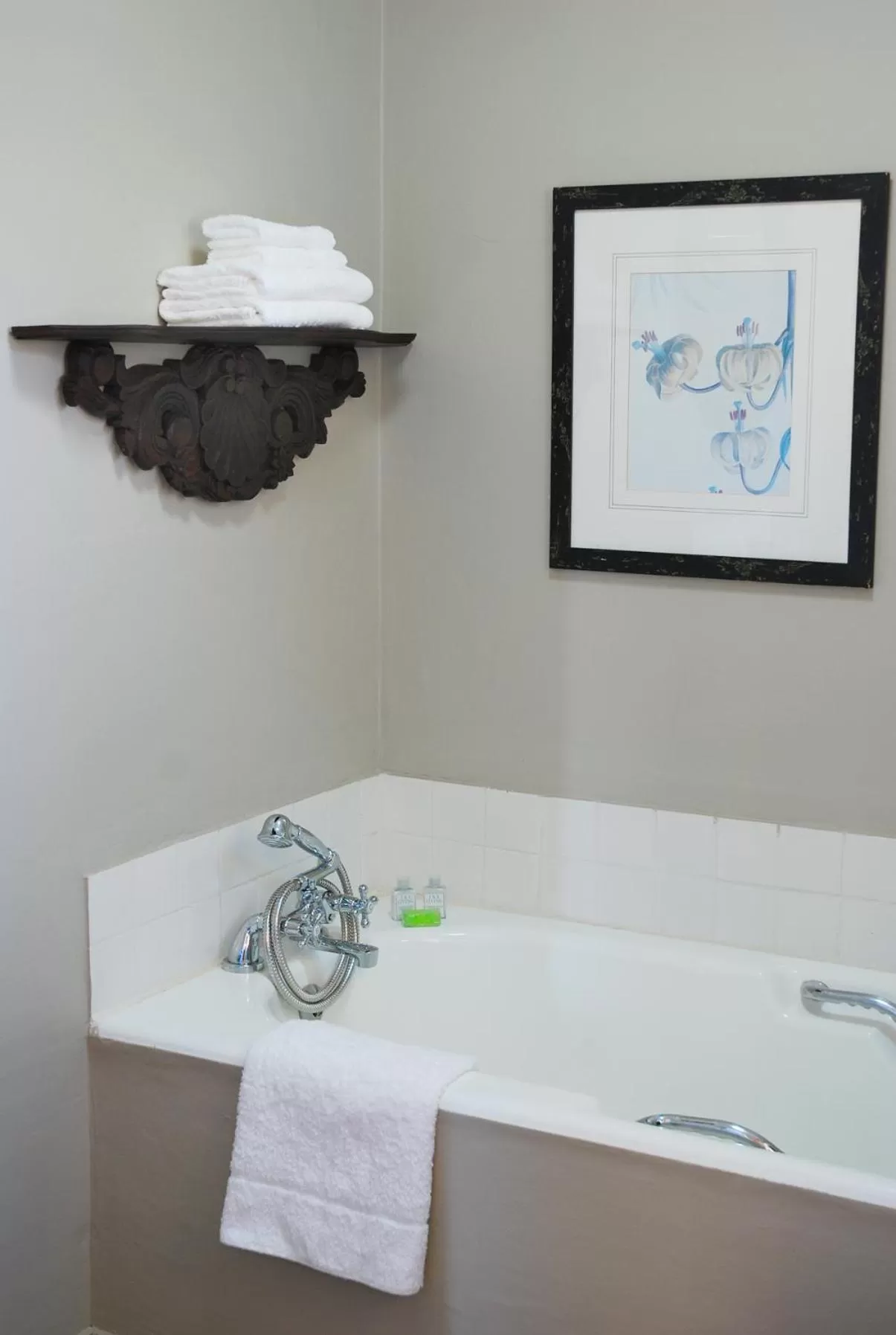 Bath in Sneezewood Farm Bed&Breakfast and Self-Catering Cottage