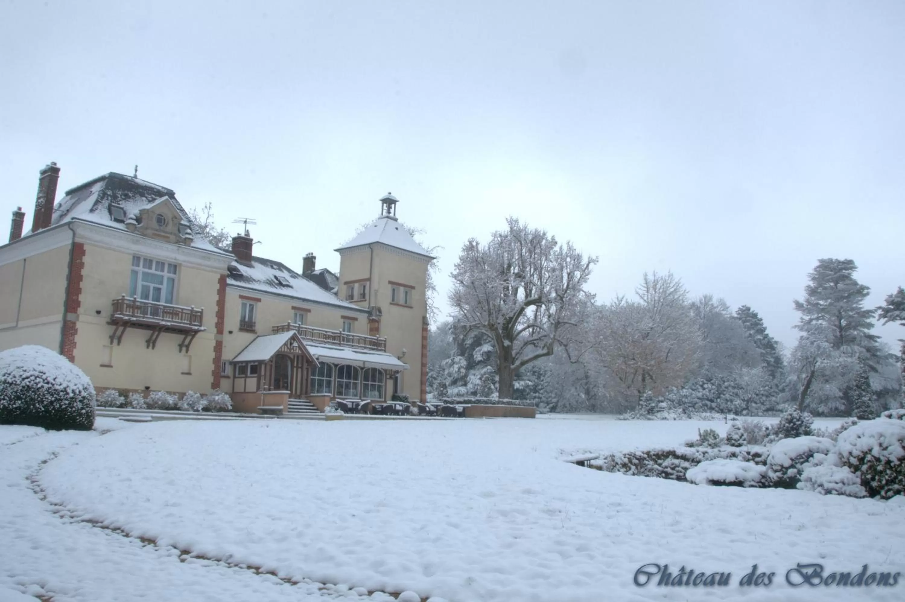 Facade/entrance in Château Des Bondons EI