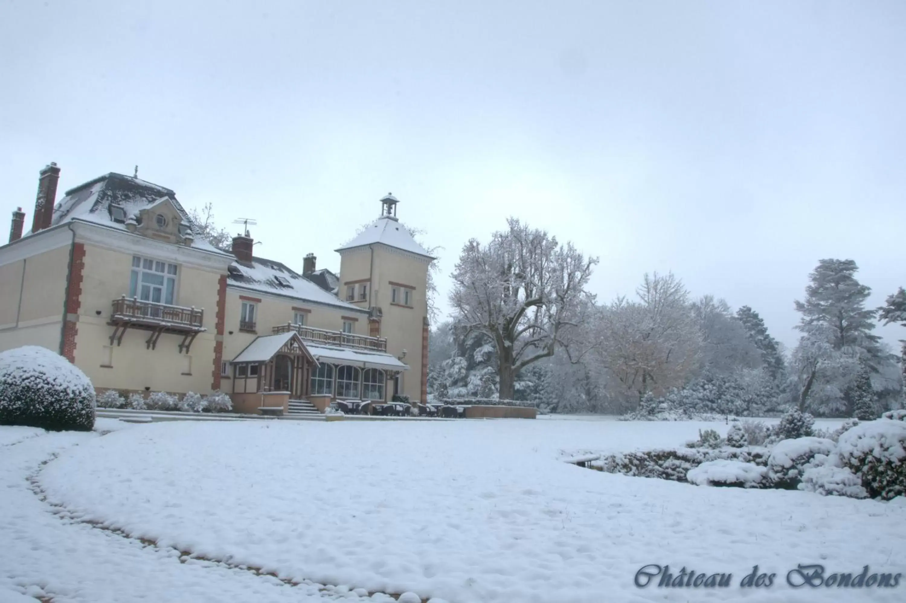 Facade/entrance, Winter in Château Des Bondons EI