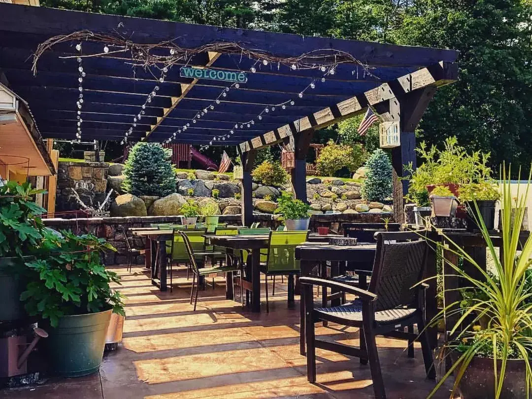 Patio, Restaurant/Places to Eat in Super 8 by Wyndham Lake George/Downtown