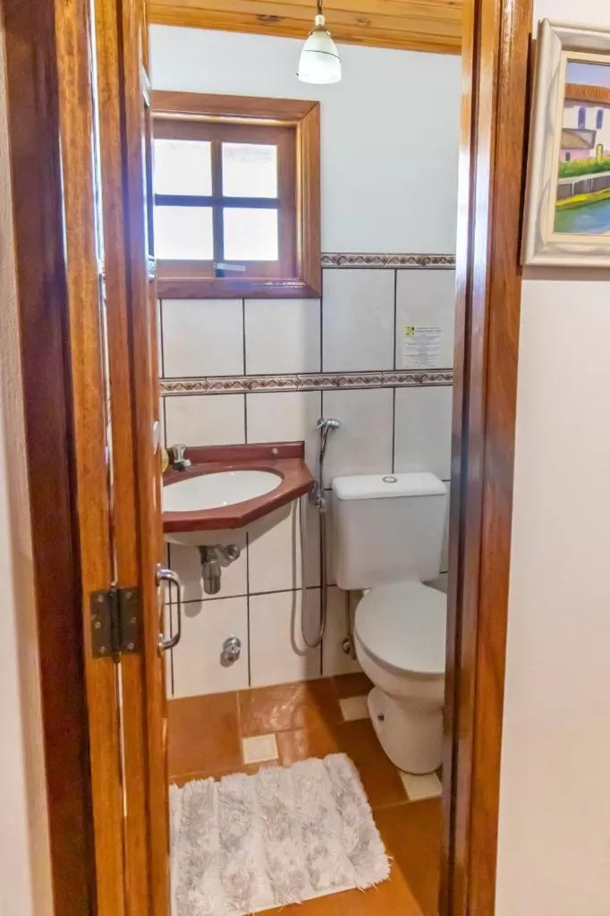 Toilet in Pousada Ricanto Amore Mio