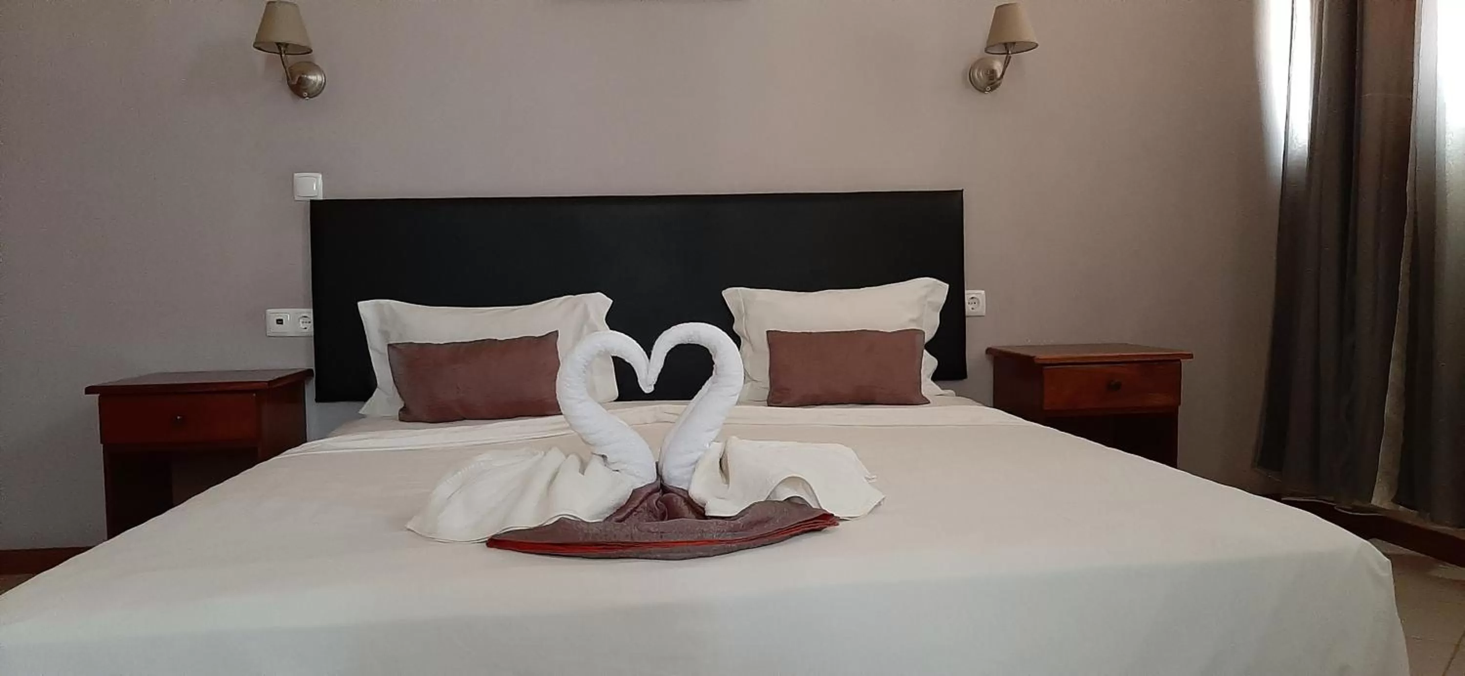 Photo of the whole room, Bed in Atlantic Maio Hotel