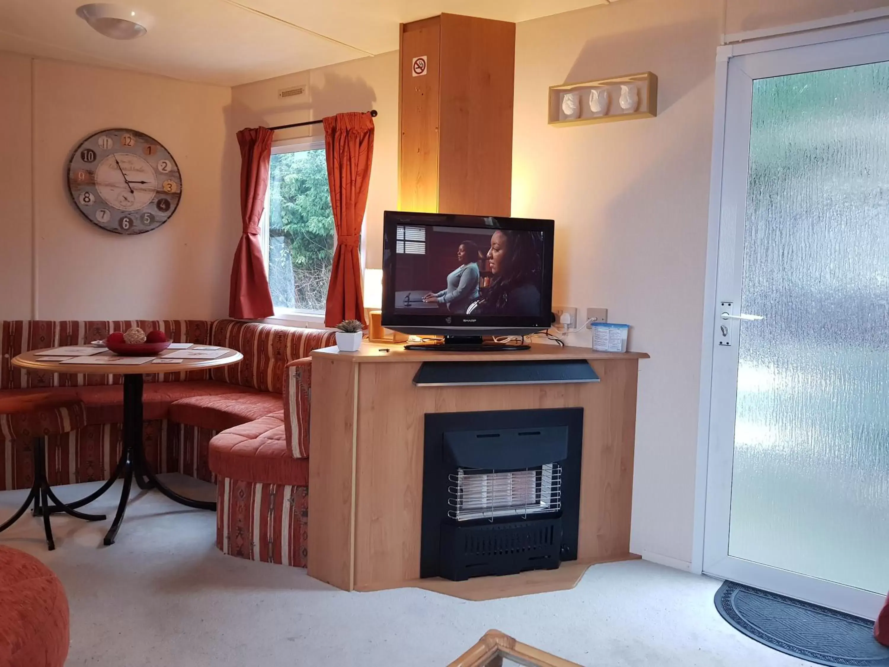 TV and multimedia, TV/Entertainment Center in The Jackdaw B&B SELF CATERING STATIC CARAVAN FREE BREAKFAST SUPPLIED
