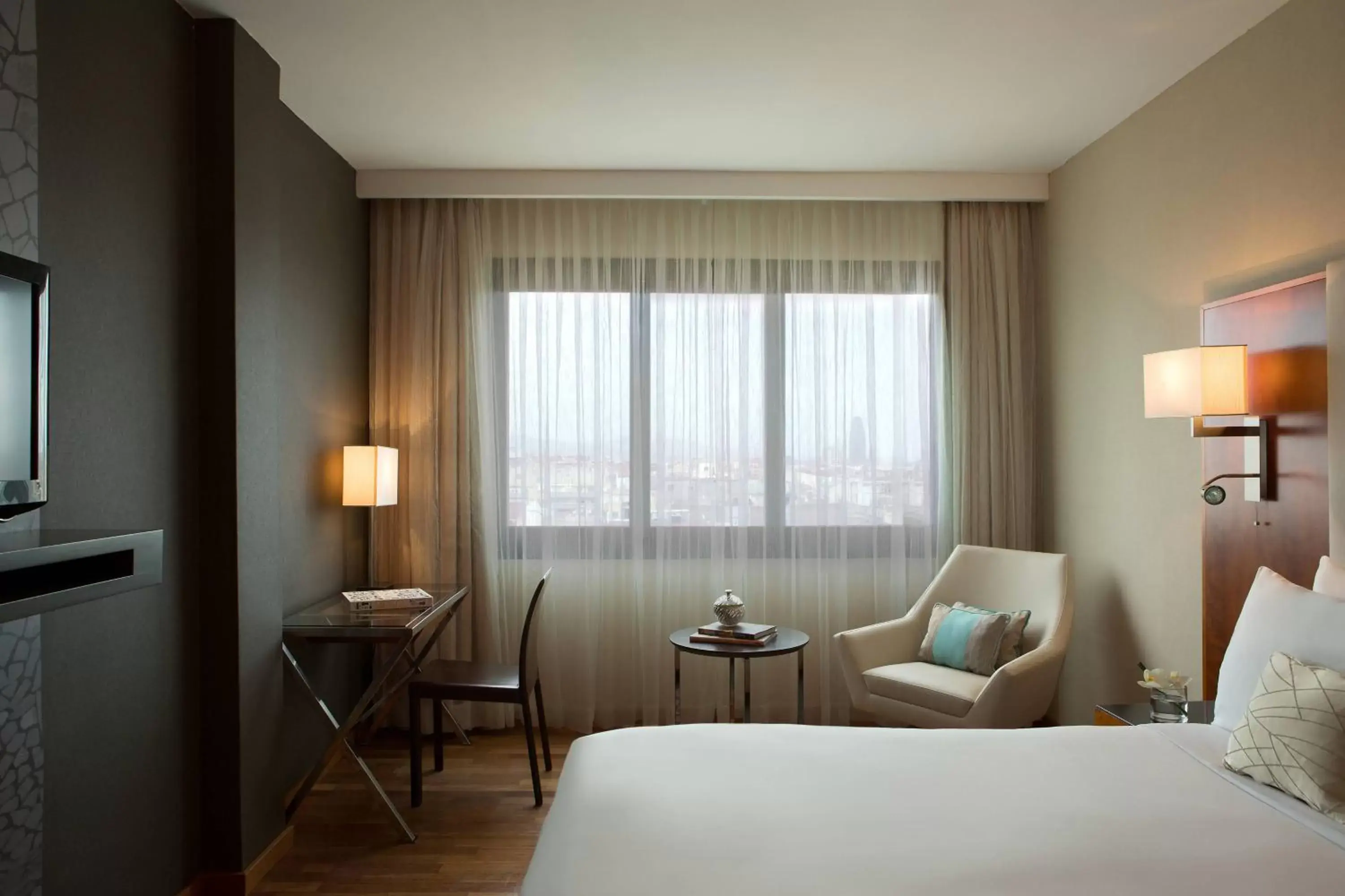 Photo of the whole room, Bed in Renaissance Barcelona Hotel