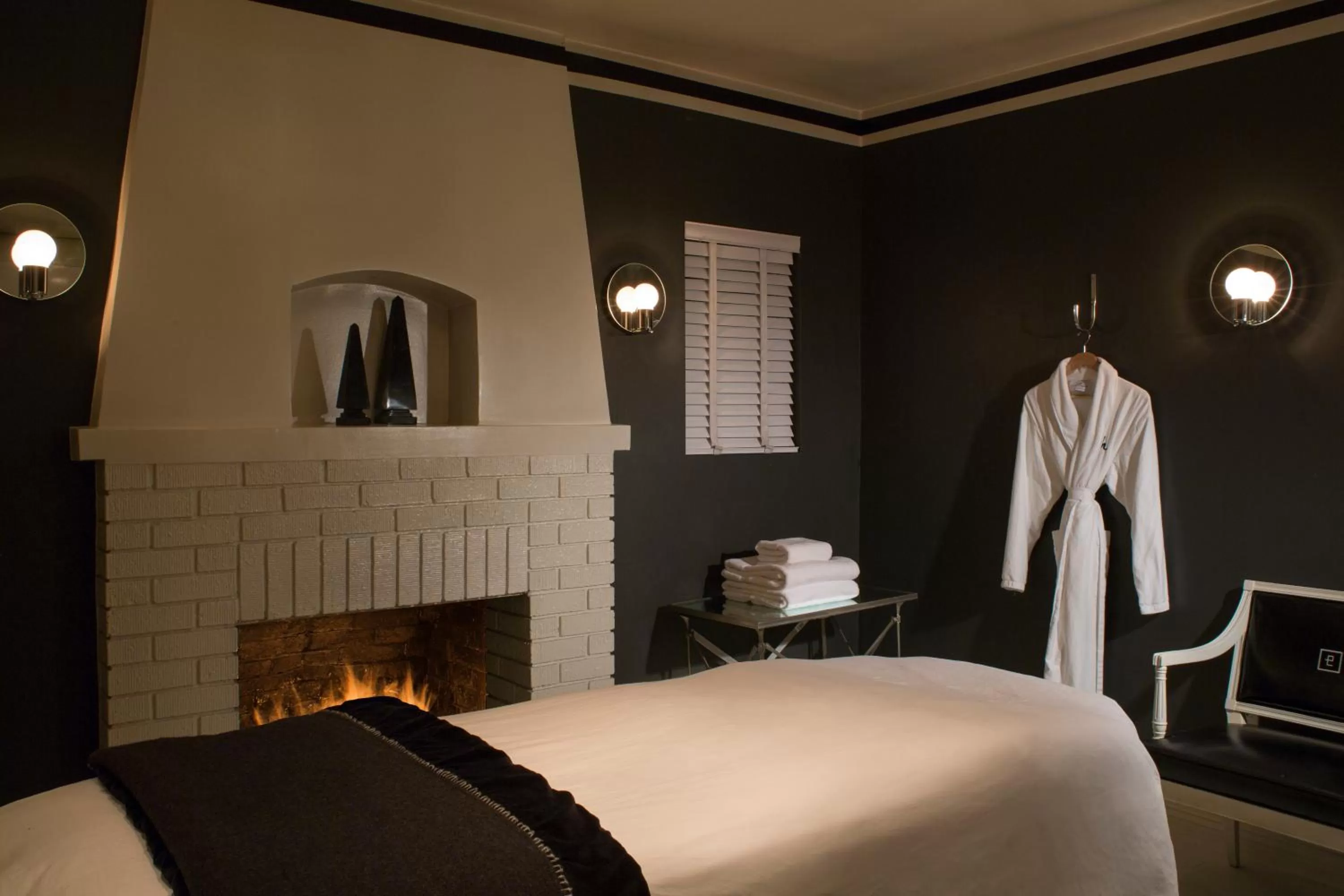 Massage, Bed in Avalon Hotel & Bungalows Palm Springs, a Member of Design Hotels