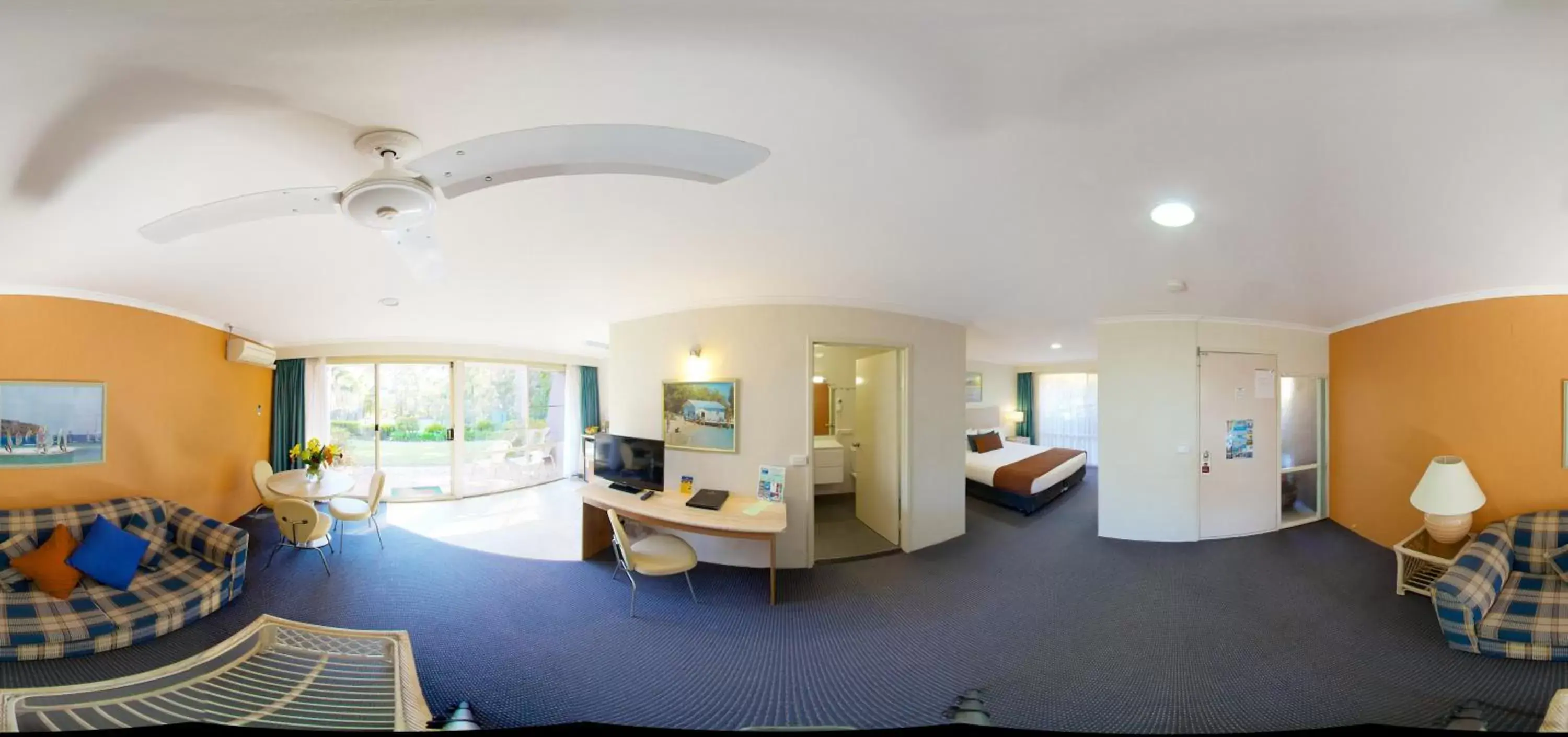 Dining area in Fairway Motor Inn