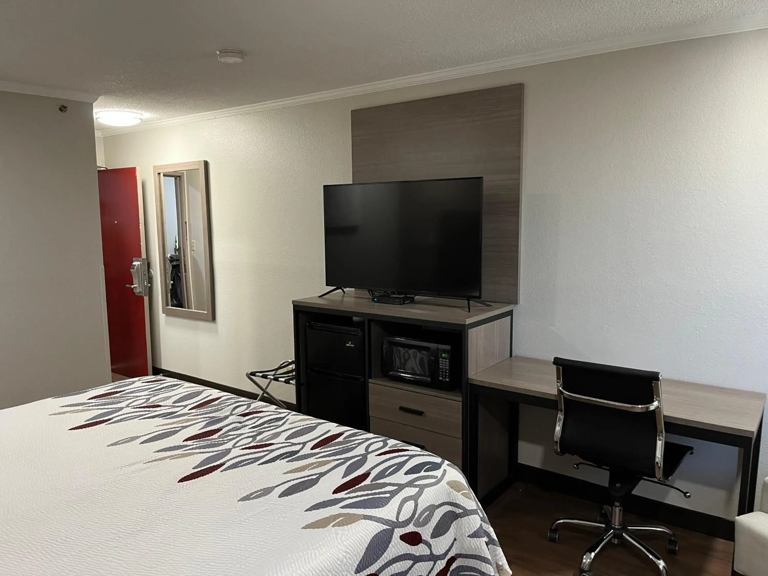Photo of the whole room, TV/Entertainment Center in Red Roof Inn Suffolk