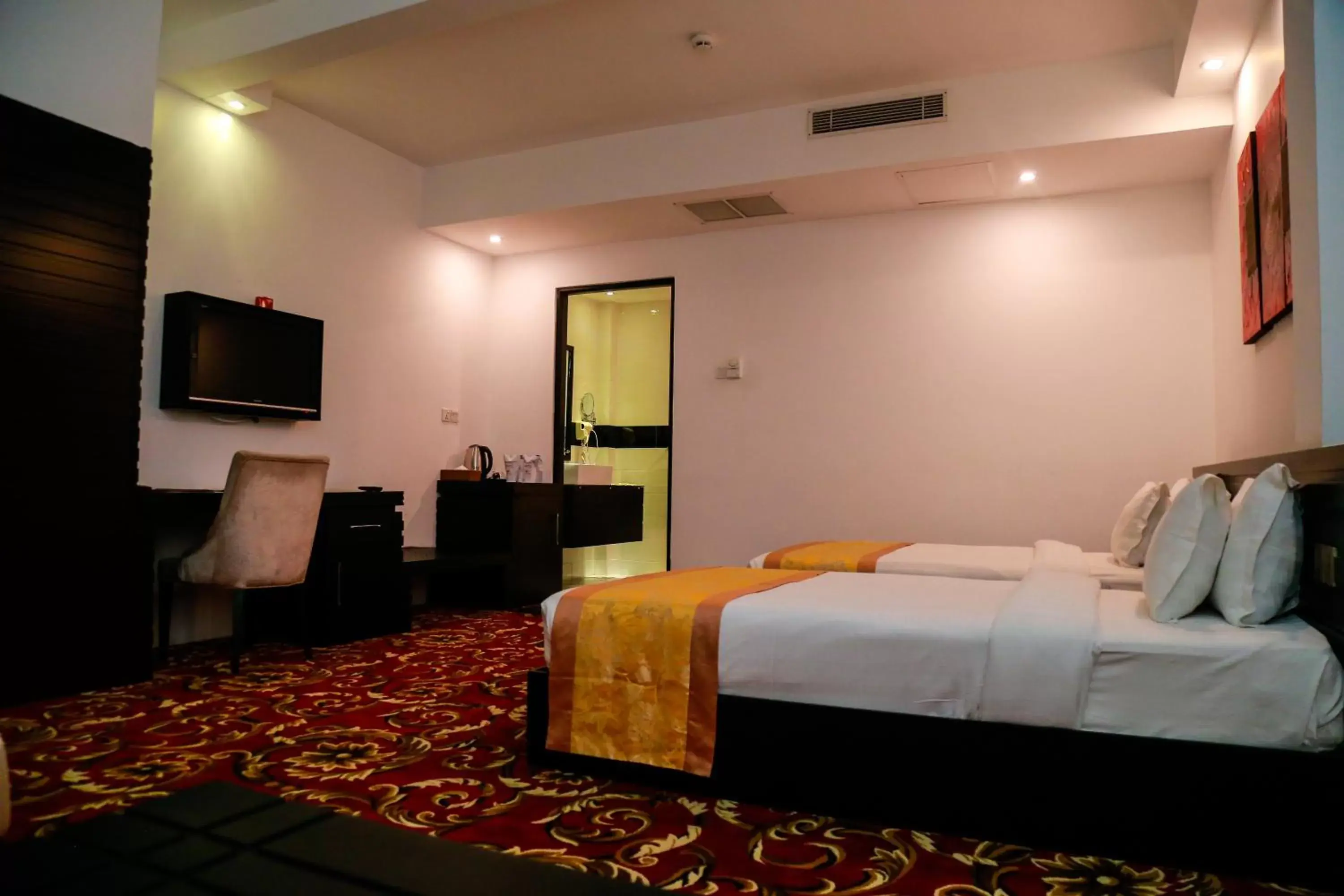 TV and multimedia, TV/Entertainment Center in The Covanro Airport Hotel - Katunayake