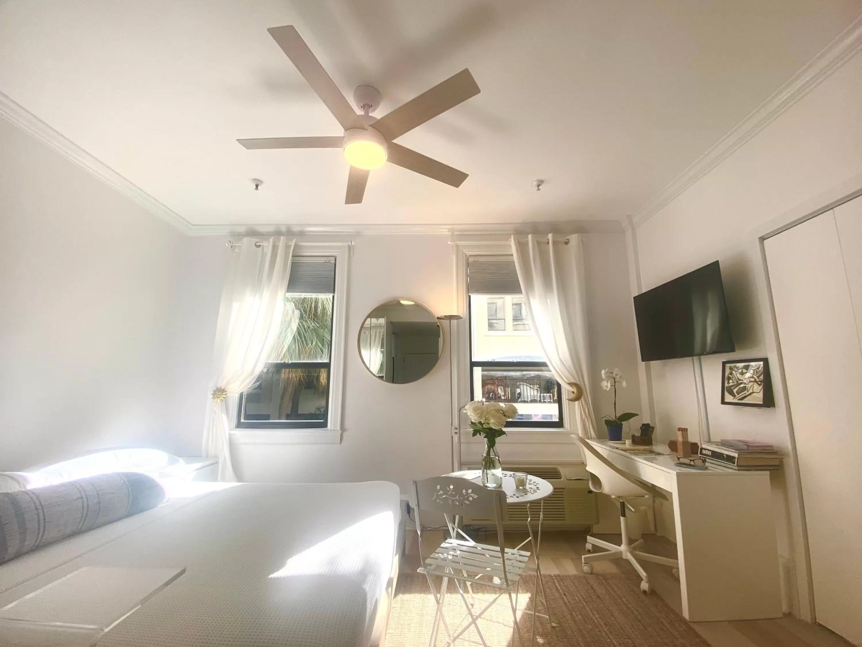 Photo of the whole room in Tropicals of Palm Beach