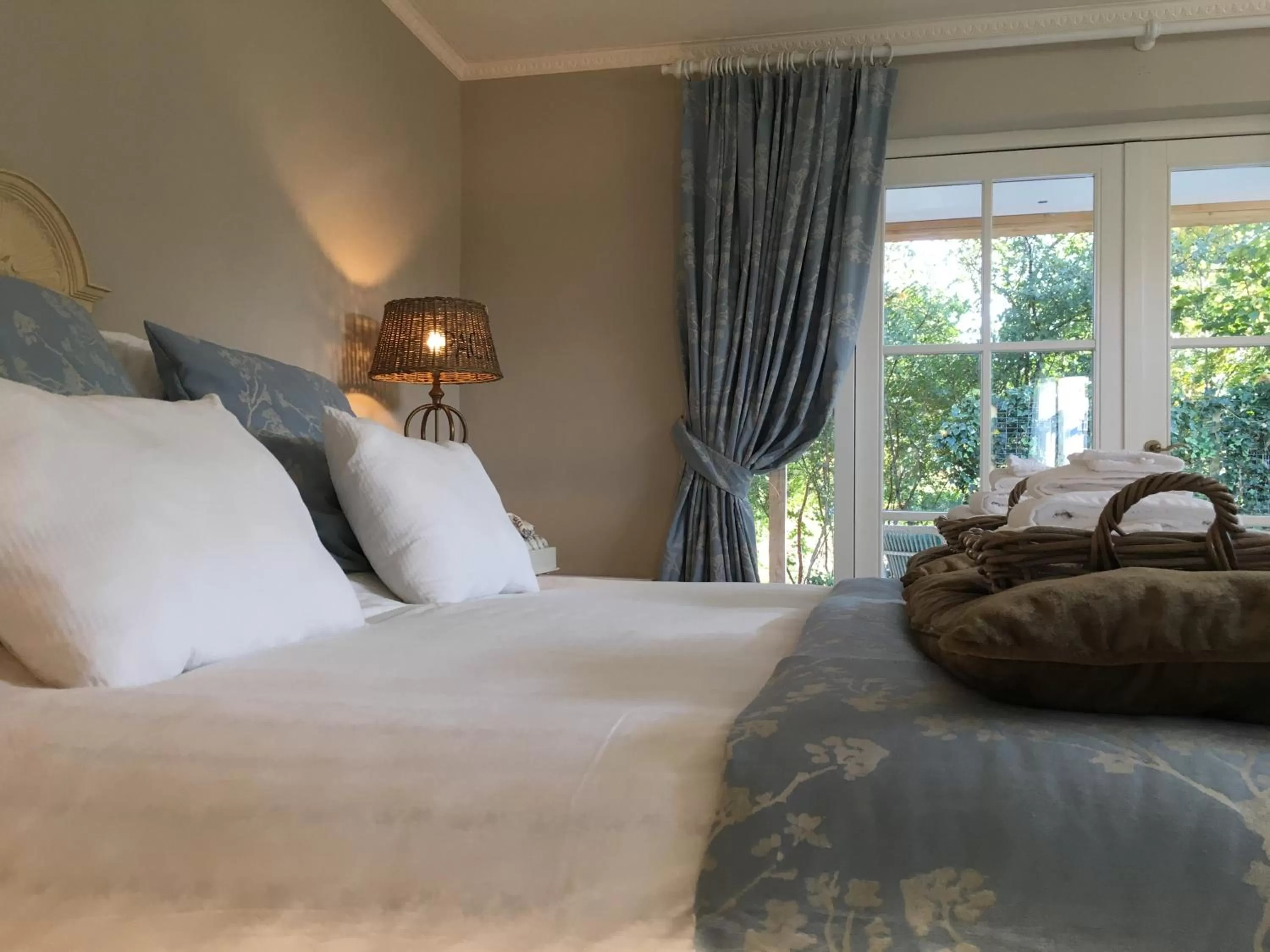 Bed in De Vijverkamer-----privé diner op de kamer mogelijk!!