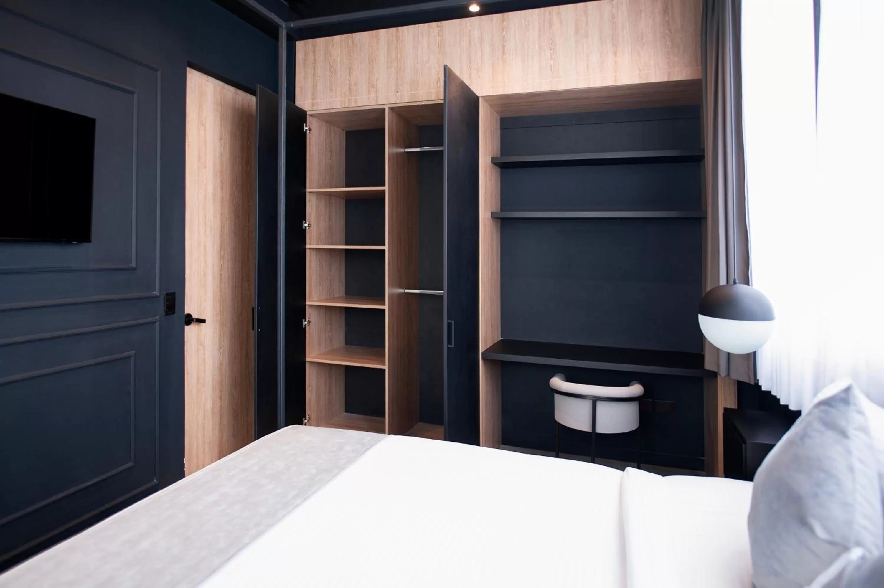 wardrobe, Bed in Hemma Bogotá Country Luxury Suites Hotel