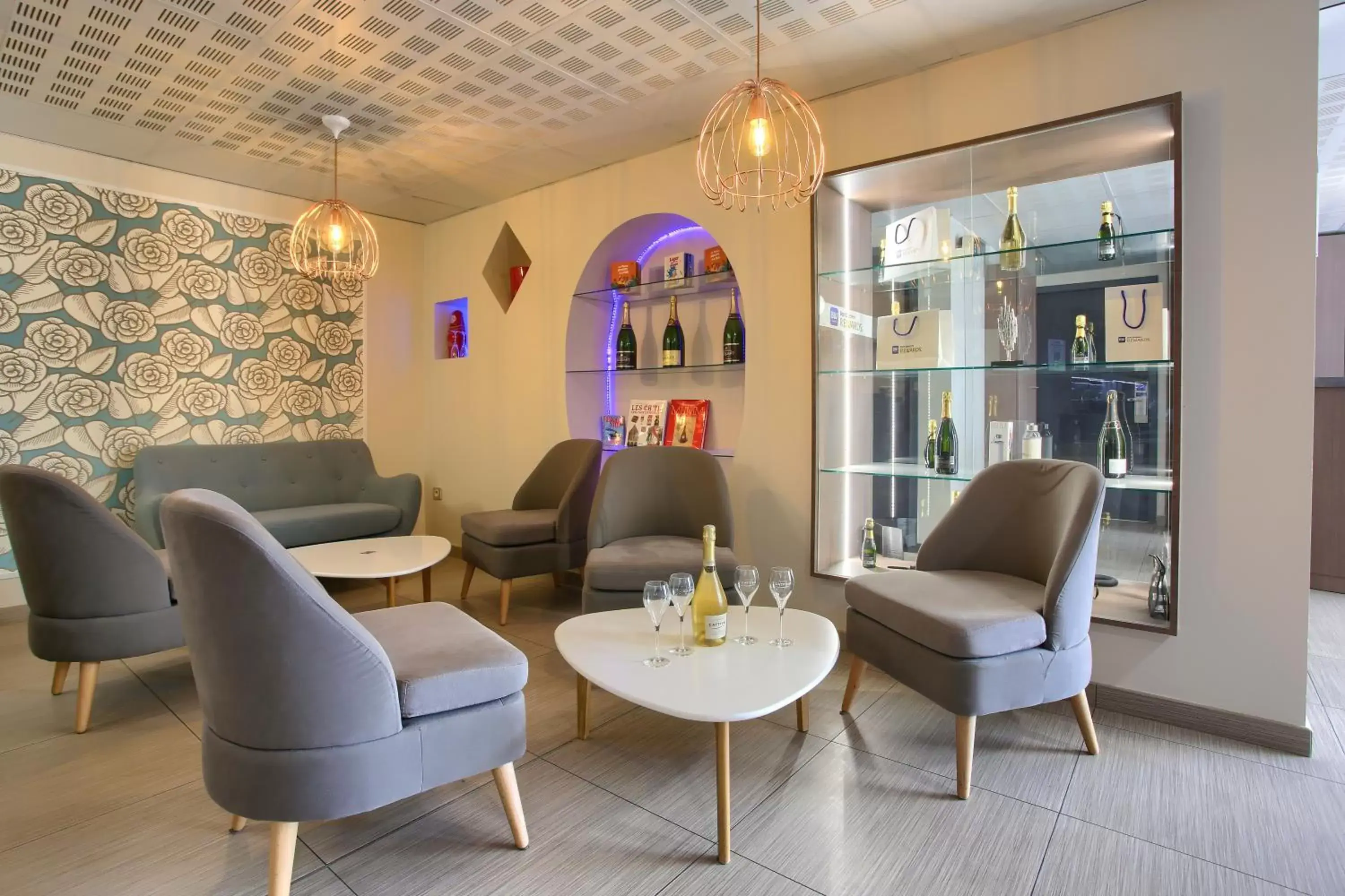 Lounge or bar, Lobby/Reception in Sure Hotel by Best Western Reims Nord