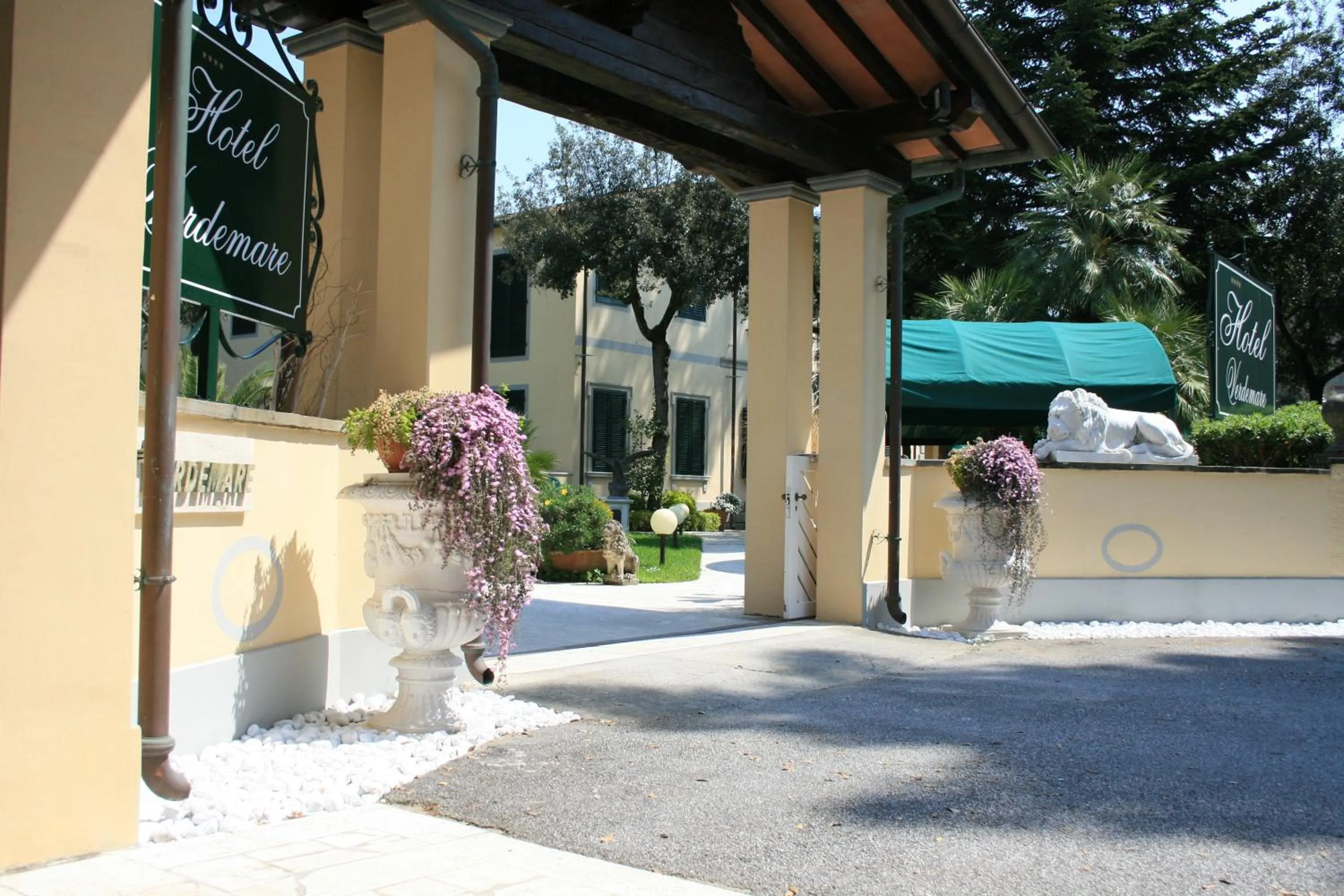 Facade/entrance in Hotel Verdemare