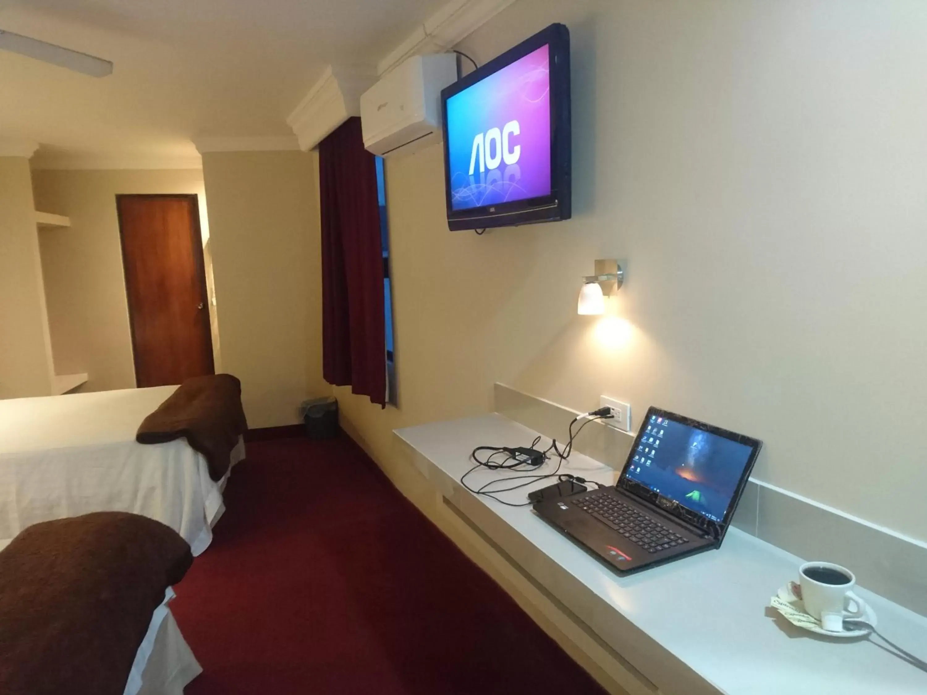 Seating area, TV/Entertainment Center in Hotel Royal Inn