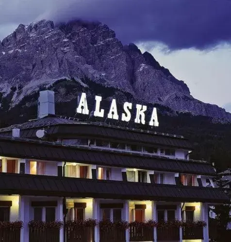 Facade/entrance, Property Building in Hotel Alaska Cortina