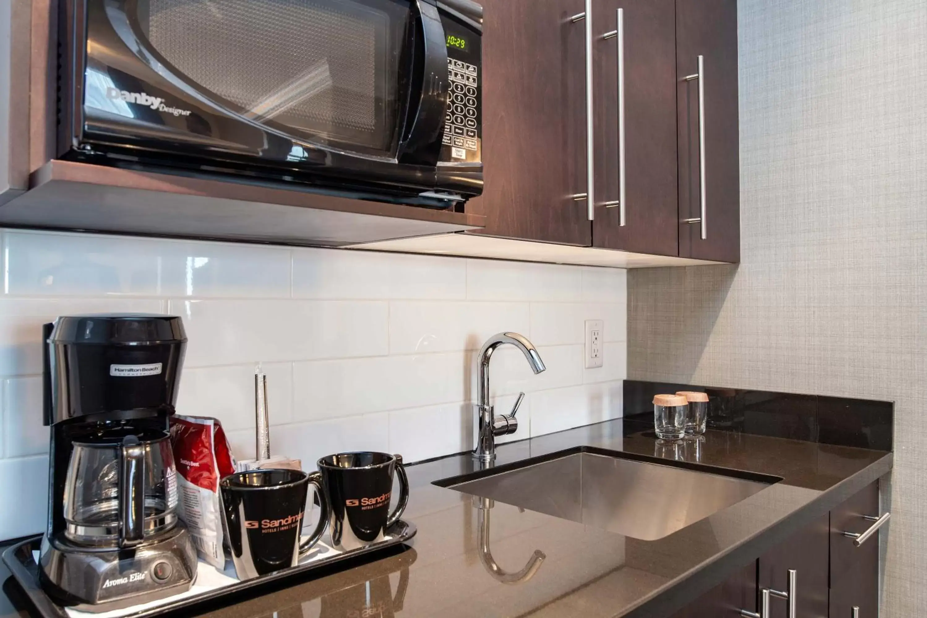 Kitchen or kitchenette, Kitchen/Kitchenette in Sandman Hotel Vancouver Airport